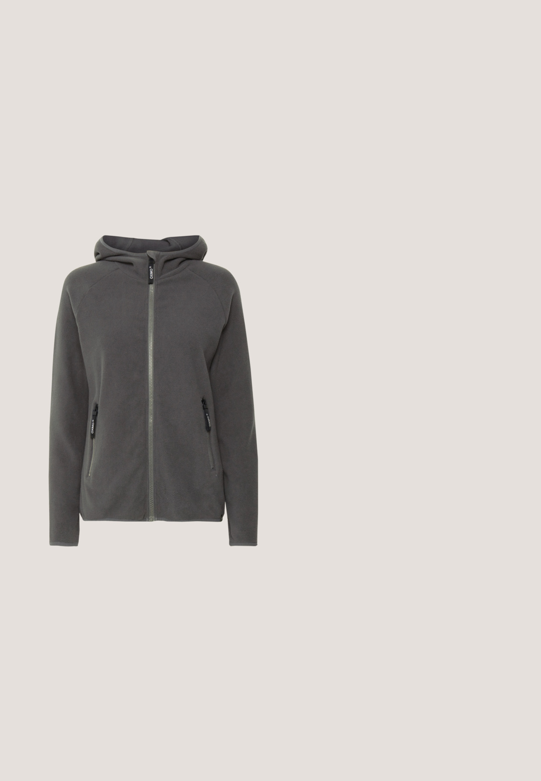 Sudadera con cremallera de felpa gris, con capucha, dos bolsillos laterales con cremallera y cremallera plateada en contraste. Textura suave, diseño casual.; Top marrón de punto de manga corta con cuello redondo y hombros caídos, con un dobladillo ligeramente corto y detalles acanalados.; Leggings de cintura alta en un color malva apagado, confeccionados con una tela suave y elástica. Presentan un diseño sin costuras sin piezas metálicas visibles.; Zapatillas deportivas de punto beige con suela texturizada blanca, etiquetas en la lengüeta y el talón, y cuello elástico para un ajuste fácil de poner.; Bolso tote grande marrón y suave con dos asas y cordones laterales, con el logo DEHA en el centro delantero.; Collar de cadena de oro rosa con eslabones ovalados alargados, un diseño delicado y un cierre seguro con una pequeña extensión ajustable.
