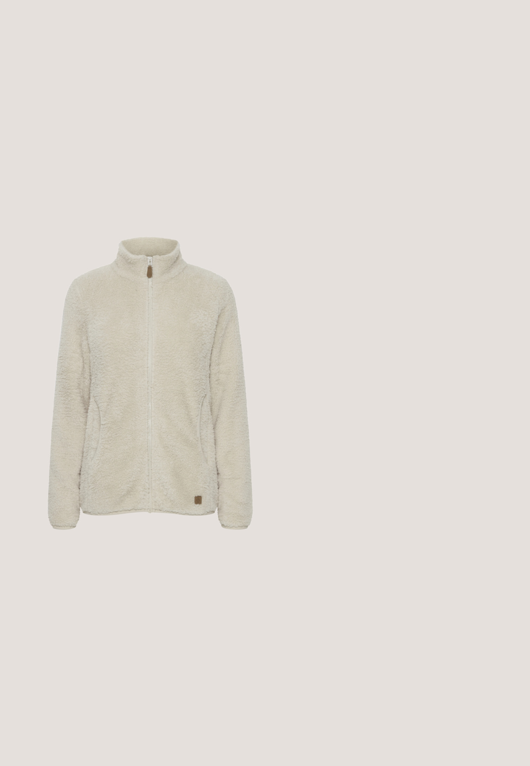 Chaqueta de forro polar color beige claro con un alto cuello, cierre completo, dos bolsillos laterales y una superficie texturizada. Cuenta con un pequeño logo marrón.; Sudadera de forro polar beige con un cuello alto, cierre de media cremallera en la parte delantera, puños y cintura acanalados, que presenta una tela suave y texturizada.; Camiseta beige de manga corta con puños enrollados, cuello redondo y dobladillo recto, con la etiqueta "ONLY" dentro del cuello.; Pantalones de chándal beige con cintura ajustable, piernas ajustadas y detalle de pliegues en la parte delantera. Fabricados con un material suave y ligero.; Zapatilla baja con paneles beige y blancos, detalles perforados, cordones blancos, suela gruesa blanca y logo "REPLAY" en el lateral.; Bolso tote beige con dos asas ajustables, textura acolchada, bolsillo delantero con cremallera y un acento de logo en la esquina inferior derecha.