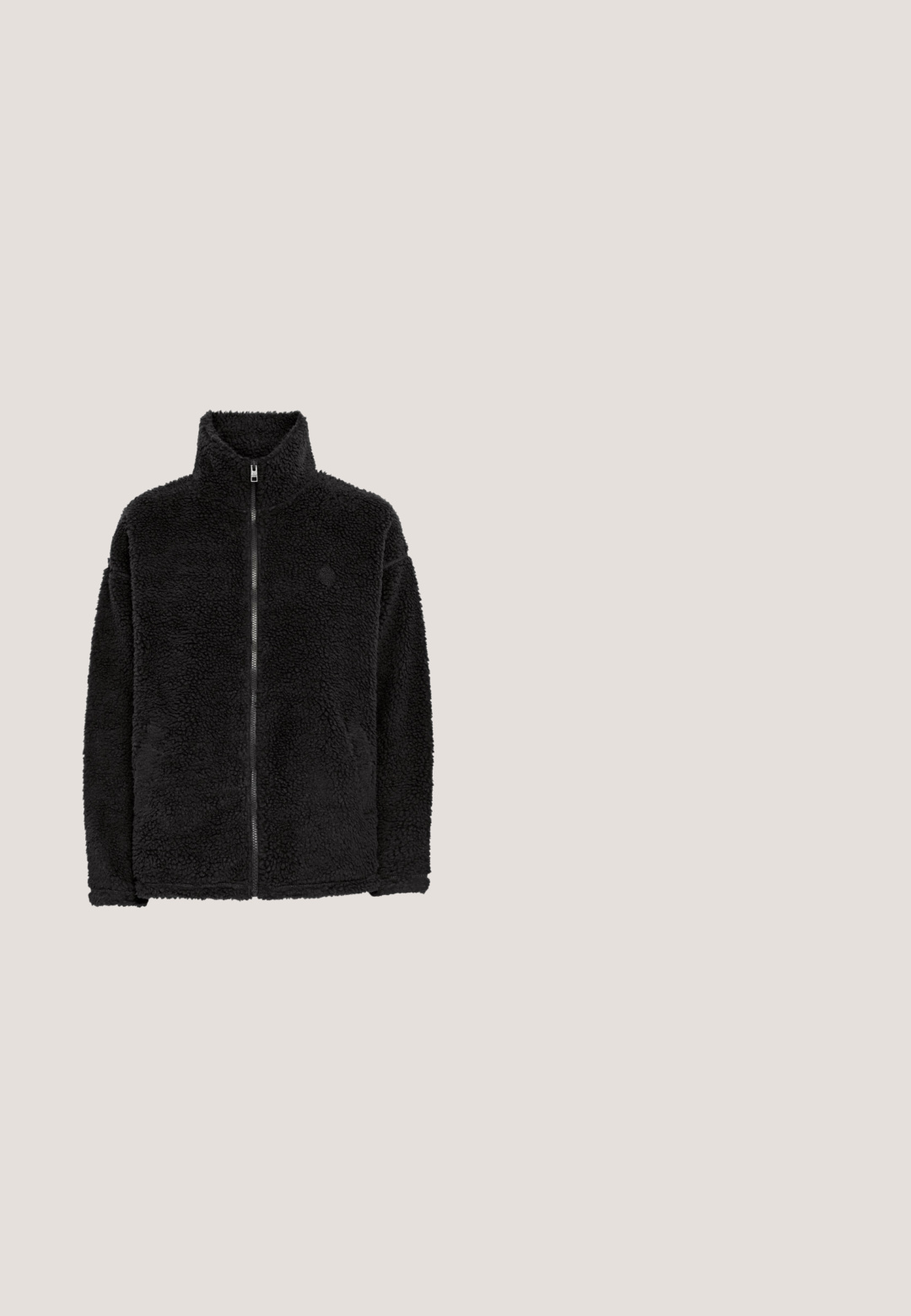 Sort fleecejakke med høj krave, lynlåslukning og tekstureret stof. Har et enkelt design uden mønstre eller synligt udstyr.; Sort fleece pullover med en lynlås krave, blød, struktureret overflade og en afslappet pasform. Har syninger langs kanten og ærmerne.; Sort langærmet t-shirt lavet af blød bomuld. Rund hals design med en glat tekstur og lige snit, uden mønstre eller detaljer.; Mørkegrå joggingbukser med snoretræk i taljen og elastiske manchetter, lavet af blødt og komfortabelt stof til afslappet brug.; Caprice Vinterstøvler - black suede; Sort quiltet tote bag med dobbelt stofhåndtag, justerbare stropper og rektangulær form. Har et logo-patch foran.