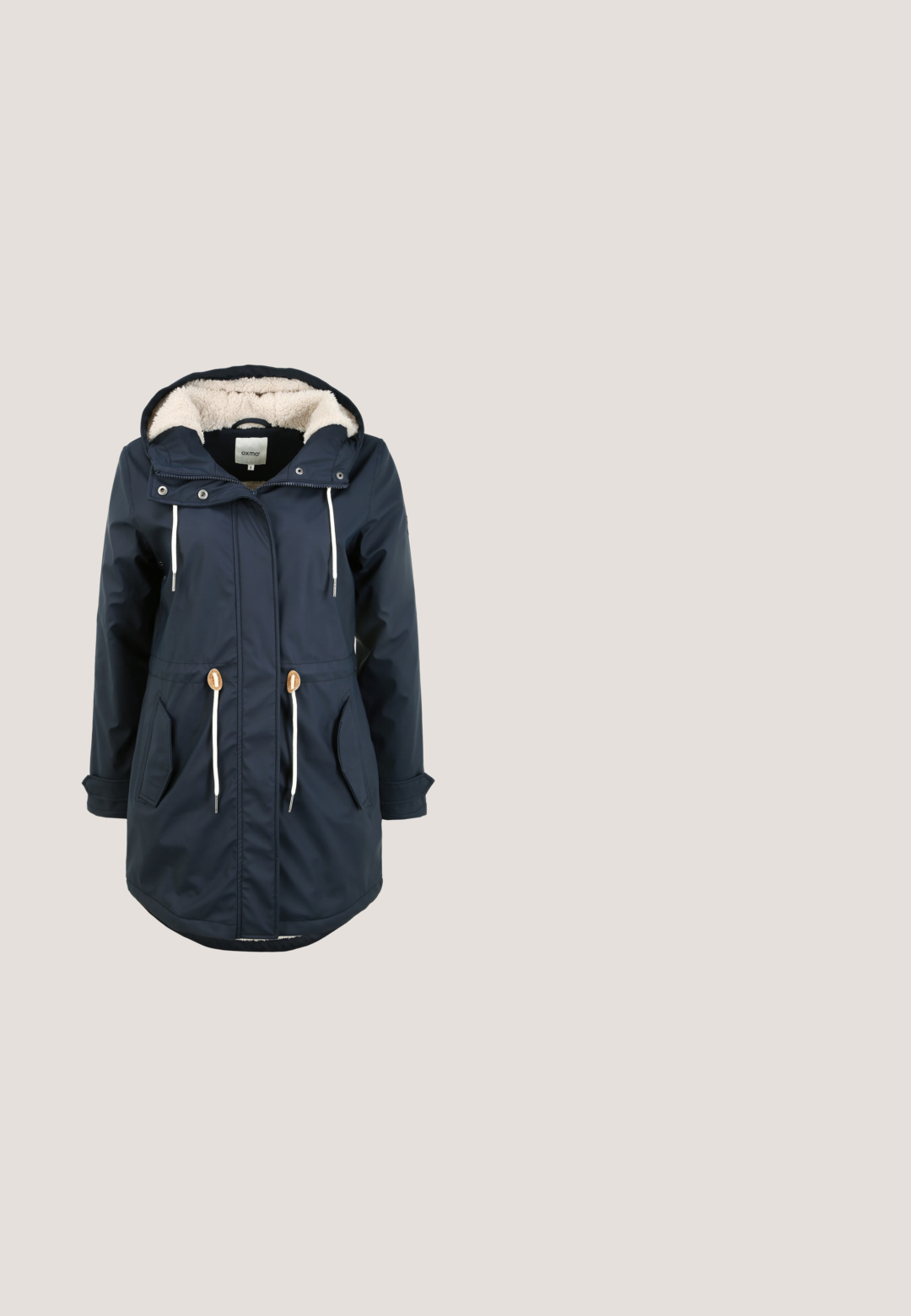Marineblauwe waterdichte parka met een capuchon van nepbont, een trekkoord in de taille, twee voorzakken en witte koordaccenten. Glad uiterlijk.; Witte blouse met een V-hals, voorzien van ingewikkelde gaatjespatronen en driekwart mouwen. Gemaakt van lichtgewicht stof met een ontspannen pasvorm.; Blauwe en witte gestreepte wijde broek van lichtgewicht stof met een elastische tailleband en een gestrikt koord. Heeft gathered cuffs.; Sneaker met een bovenwerk van wit leer, beige suède accenten, geperforeerd ontwerp en een bruine rubberen zool. Voorzien van witte veters en een gestructureerde hiel.; Olivengroene rechthoekige crossbodytas met verstelbare riem en ritssluiting aan de bovenkant, voorzien van een klein metalen merkembleem aan de voorkant.; Gouden oorbellen in de vorm van bloemen met textuur op de bloemblaadjes en zilveren steunen, met verfijnde details op de bladeren.