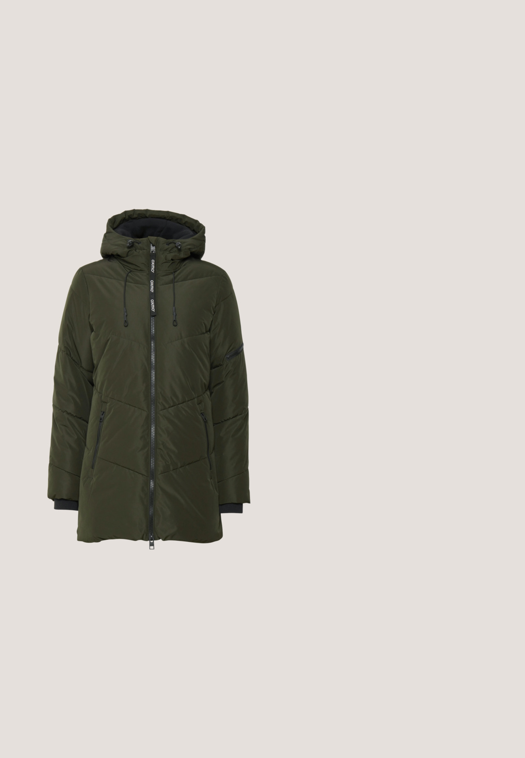 Manteau matelassé vert olive avec capuche, fermeture éclair et accents noirs. Présente des coutures diagonales et une poche latérale pour le rangement.; Sweatshirt gris foncé avec un col montant. Présente une doublure intérieure à motifs, des cordons de serrage ajustables avec des accents en bois, et des poignets côtelés.; T-shirt en coton gris foncé à manches courtes avec col rond et petit patch logo marron sur le côté gauche de la poitrine.; Jeans skinny noirs avec une texture de tissu lisse, dotés d'une fermeture à bouton à l'avant, de cinq poches et d'un design ajusté.; Sneaker noire avec une tige en cuir texturé, ornée d'un accent en imprimé léopard au talon et d'une semelle en caoutchouc épaisse et rayée.; Sac bandoulière marron foncé en forme de demi-lune avec un motif camouflage discret et une sangle noire réglable avec boucle métallique.