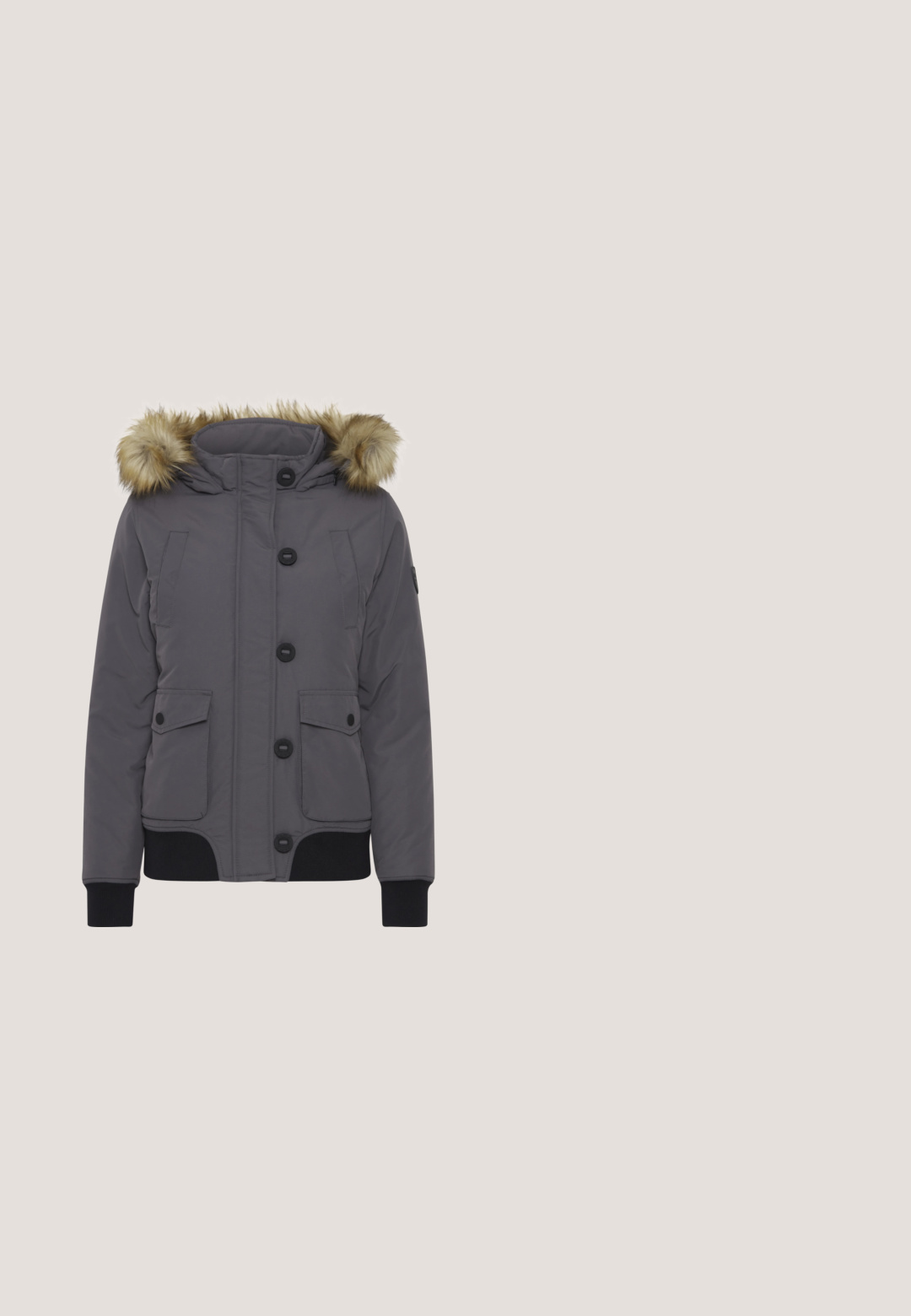 Chaqueta acolchada gris con capucha de piel sintética. Cuenta con botones negros, dos bolsillos frontales y puños y dobladillo acanalados para un ajuste ceñido.; Suéter gris de punto con cuello alto y patrón texturizado, con un pequeño logo en el lado inferior. Manga larga y corte relajado.; Camiseta negra de manga corta con diseño de escote en V. Hecha de una tela suave y transpirable con una textura lisa y sin patrones prominentes.; Vaqueros skinny negros de denim con una textura suave. Presentan un cierre frontal de botón y cremallera, cinco bolsillos y un ajuste elegante.; Zapatillas altas negras con un cuello acolchado de piel sintética, cuero texturizado, detalles perforados y una unidad de aire visible en la suela.; Bolso de cuero marrón con una forma curvada y herrajes dorados. Cuenta con una cremallera en la parte superior y un logo grabado en el frente. Incluye un asa corta.