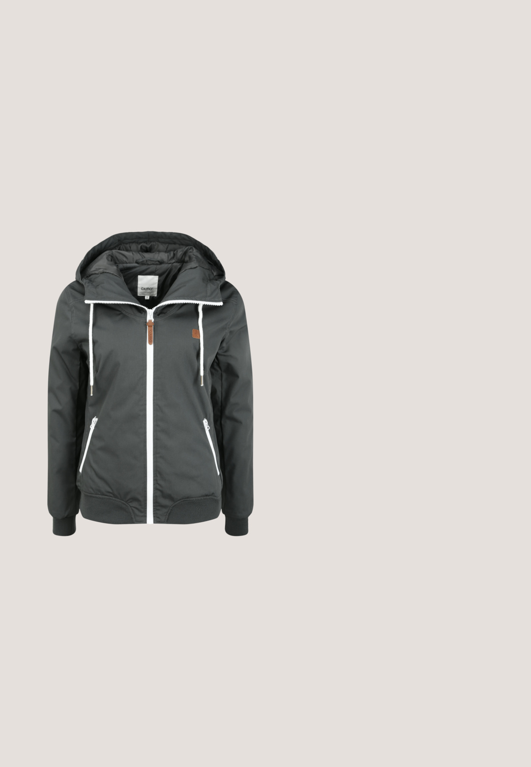 Donkergrijze hoodie gemaakt van gladde stof, met een witte rits, elastische manchetten, twee voorzakken en een klein leren logo-opdruk in bruin.; Lichtgrijze hoodie met rits, voorzakken, capuchon met trekkoord en geribde boorden en zoom, afgebeeld op een witte achtergrond.; Grijze T-shirt met korte mouwen, groene bergafbeelding, oranje zon en tekst "North Bend Exploring the Wild" op de voorkant.; Zwarte, gemêleerde joggpantalon met een elastische tailleband, verstelbare koord en geribde boorden. Zachte stof met een gladde textuur.; Zwarte sportieve schoen met een bovenwerk van mesh, paarse accenten en een witte textuuroverige zool met een golvend ontwerp. Vetersluiting met platte zwarte veters.; Zwarte tote bag gemaakt van gevoerd stof, met twee brede banden, een frontzak en een label met de tekst "STUDIO BERLIN." Soepele textuur.