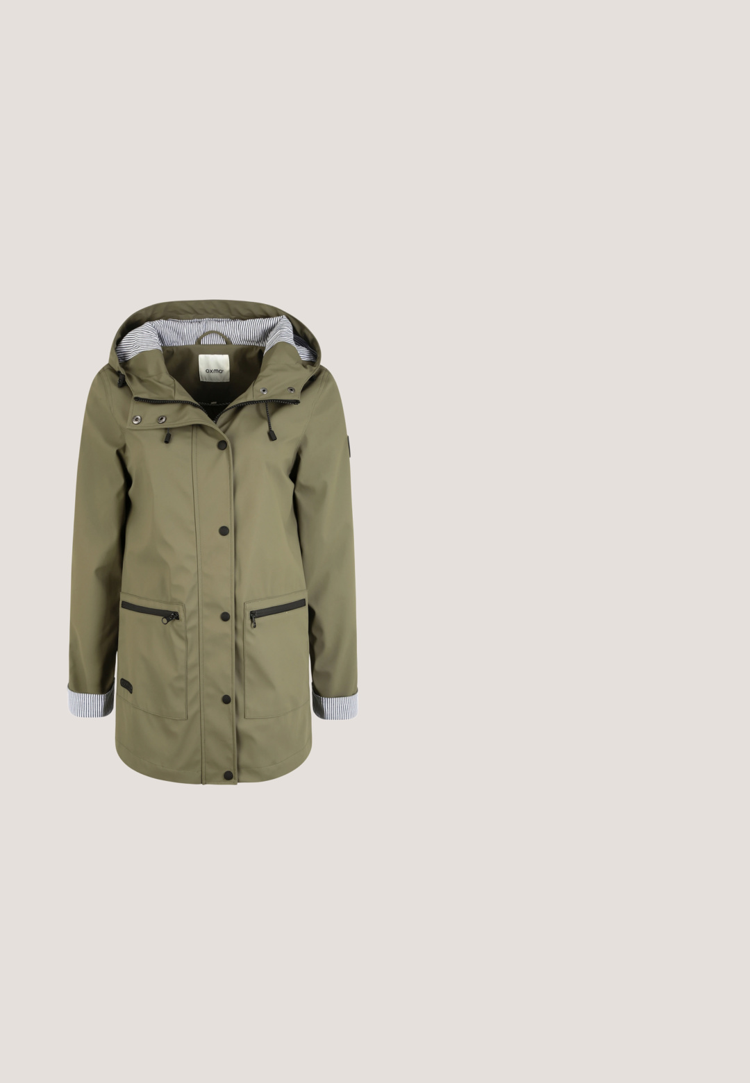 Veste à capuche imperméable vert olive avec boutons-pression noirs, poches zippées et doublure intérieure rayée sur la capuche et les poignets.; T-shirt en coton noir à manches courtes, col rond, doté d'une petite broderie en forme de cœur blanc sur le côté gauche de la poitrine. Texture douce, coupe décontractée.; Pantalons cargo noirs en tissu léger, dotés d'une taille élastique, de poches latérales et d'une coupe décontractée.; Baskets noires avec dessus en cuir texturé, fermeture à lacets et fermeture éclair latérale, détails en bronze sur le talon, et semelle extérieure en caoutchouc rainurée.; Sac bandoulière en cuir noir avec fermeture éclair sur le dessus, sangle marron réglable et petit logo de marque argenté au centre devant.; Collier en argent avec un pendentif en forme de feuille de ginkgo, doté de détails texturés, suspendu à une chaîne délicate. Le design est élégant et minimaliste.