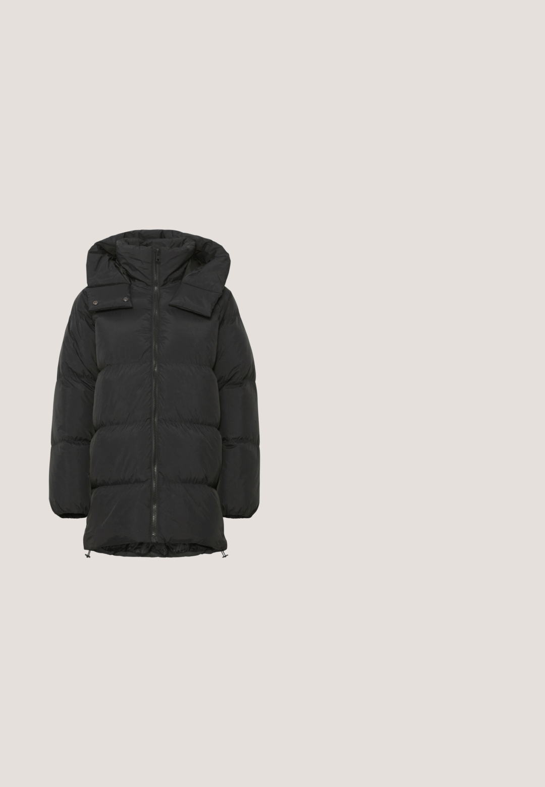 Sort pufferjakke med hætte, der har en frontlynlås, høj krave og store baffle, lavet af et glat, let materiale.; Sort bomulds T-shirt med korte ærmer, rund halsudskæring og oprullede manchetter; har et diskret mærketræk på sidekanten.; Sorte denim bukser med vid ben og høj talje, for- og baglommer samt kontrasterende syninger. Har en knaplukning og lige ben-design.; Sort læderankelstøvle med rund tå, snørebånd foran og dekorative cirkulære metaldele. Har tekstureret sidepanel og gummisål.; Sort læder bæltetaske med tekstureret overflade, buet form, justerbar rem og top lynlås lukning med sølvhardware.; Sort justerbar snorrearmbånd med lille sølvengelvedhæng i midten og to sølvperler i enderne.