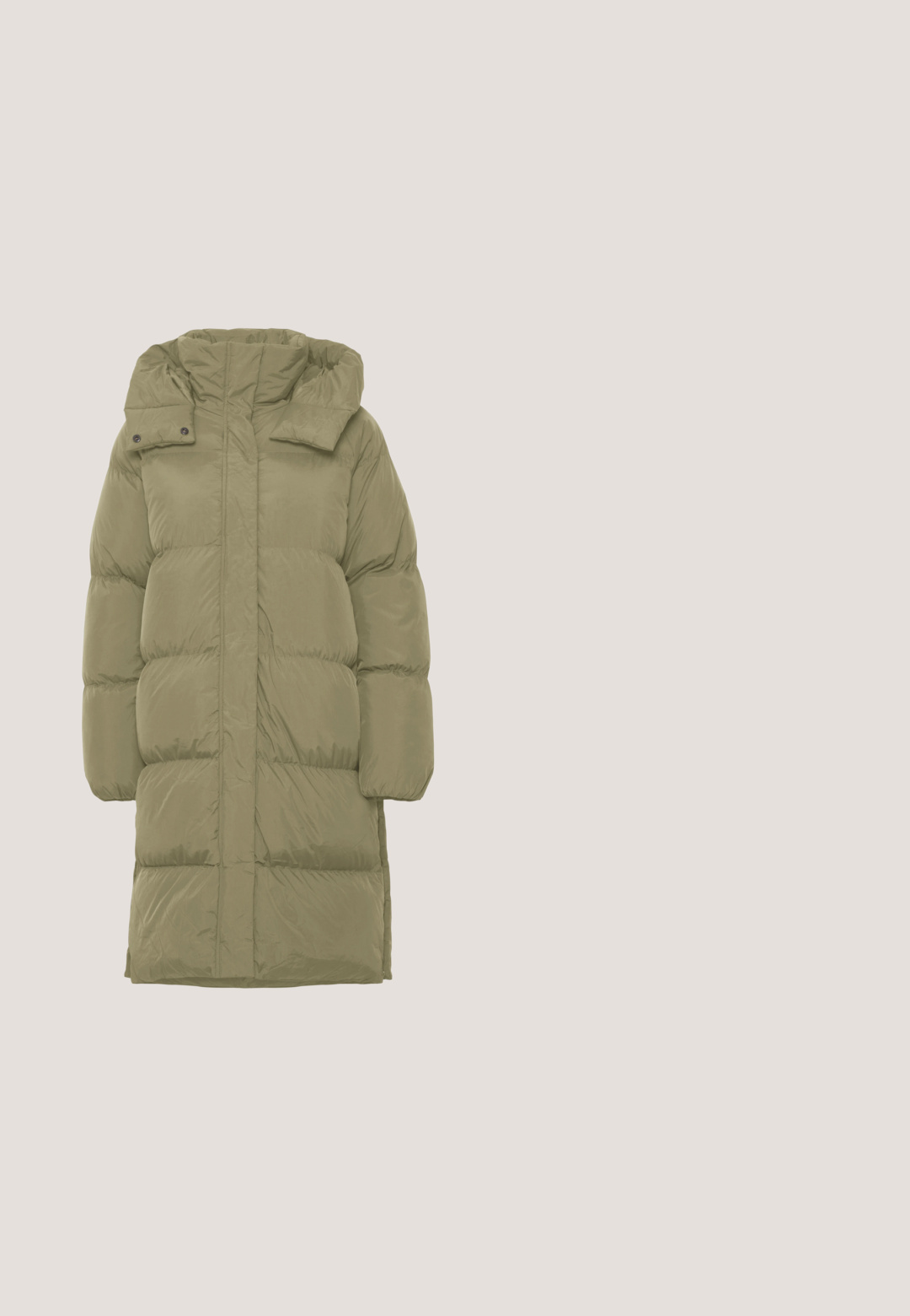 Manteau matelassé vert olive, longueur genoux, avec un col montant, texture matelassée, deux boutons-pression sur l'épaule et une silhouette épurée.; Cardigan vert olive en tissu texturé, avec un col rond, des boutons à l'avant et deux poches à patch noires.; Chemise à col roulé vert olive à manches longues avec coupe ajustée, affichée sur un fond blanc.; Pantalon large en velours côtelé vert olive avec passants de ceinture et poches latérales, présenté de face sur fond blanc.; Bottines cheville en suede vert olive avec une semelle épaisse et texturée et une languette. Associées à un jean en denim clair orné.; Sac à main en cuir vert foncé avec anses tressées, décoration anneau argenté, fermeture éclair et accents pompons sur fond blanc.