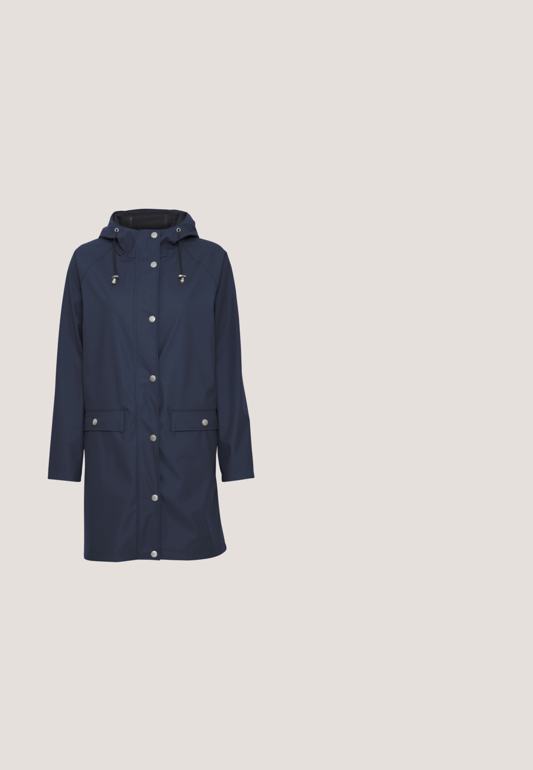 Impermeable azul marino con capucha, herrajes plateados, cierres a presión, dos bolsillos frontales y un corte recto con elementos ajustables en la capucha.; Top de manga larga con rayas en blanco y azul marino horizontal. Cuello redondo, ajuste relajado, textura suave, dobladillo ligeramente curvado.; Pantalones a medida de tela azul oscura con una sutil textura. Presentan un frente plano, piernas rectas y una cintura de altura media. Sin bolsillos visibles.; Zapatillas deportivas de ante azul marino con un acento blanco y patrón tejido, con suela de goma color chicle y cordones negros. Logo visible en el lateral.; Bolso Tommy Hilfiger azul marino con asas trenzadas en blanco y negro y una correa de hombro desmontable.; Pendientes de oro con un diseño retorcido; cuentan con superficies lisas y reflectantes y un pasador para sujetar.
