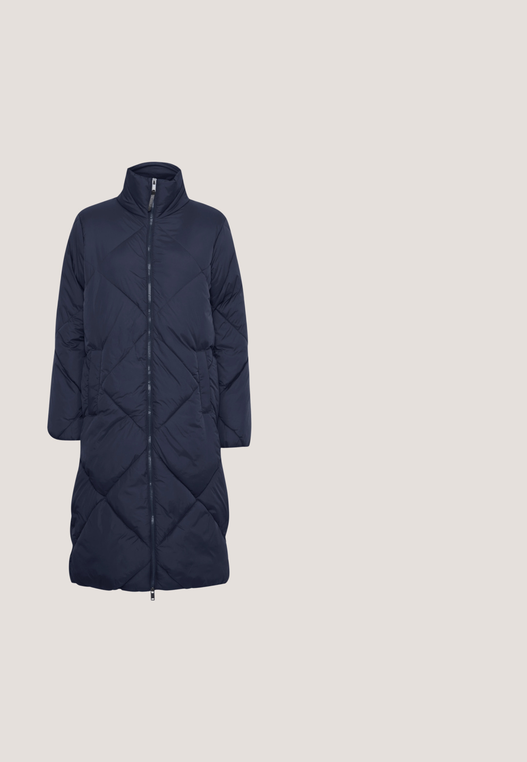 Marineblauwe gevoerde lange jas met een hoge kraag, ritsluiting aan de voorkant en zijzakken. Kenmerkt zich door een opvallend ruitpatroon en een zachte textuur.; Gebreid sweater met een losse pasvorm, horizontale strepen in rood, beige en bruin, ronde halslijn en lange mouwen met ribgebreide manchetten.; ICHI IHFlared - Flared Jeans - dark blue; Grijze suède sneaker met lichtblauwe strepen, rubberen gumzool en logo-accenten. Laag model met ronde neus en vetersluiting.; Zachte roze gewatteerde draagtas met dubbele handgrepen en een wit rechthoekig etiket met de tekst "Mads Nørgaard Copenhagen."; Paars geweven koord met twee sferische uiteinden, met een gestructureerd oppervlak. Het ontwerp is eenvoudig en cirkelvormig van vorm.