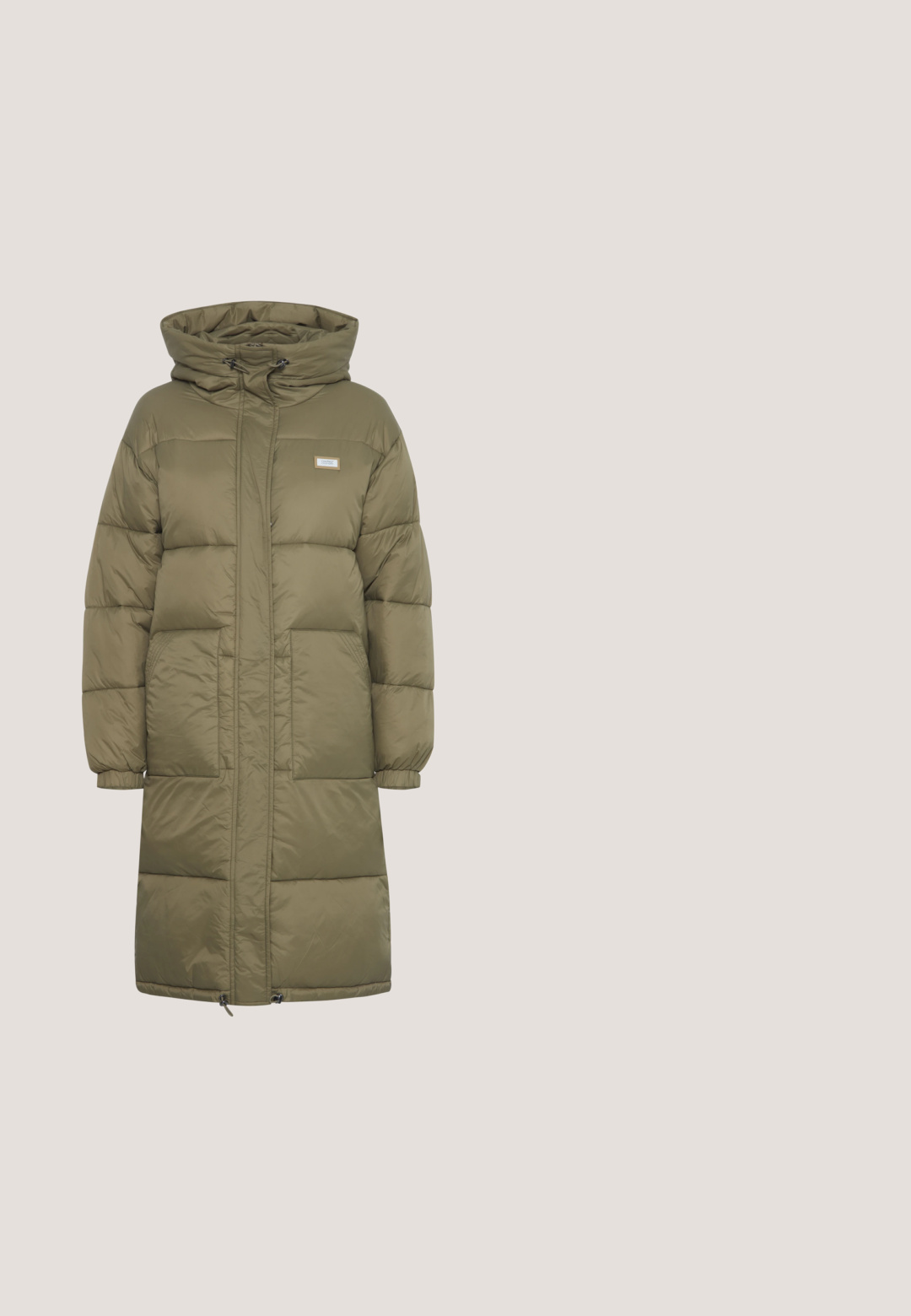Chaqueta acolchada de color verde oliva con capucha, que cuenta con una cremallera frontal, grandes bolsillos laterales y secciones acolchadas para aislamiento y calor.; Suéter gris de manga larga hecho de tela suave y texturizada, con un escote amplio y redondeado y una silueta ajustada.; Camiseta sin mangas ajustada de color verde claro con cuello redondo y etiqueta de marca visible en la parte interior trasera del cuello.; Vaqueros de cintura ancha en azul claro, fabricados en denim. Cuenta con un diseño clásico de cinco bolsillos y una sutil textura deslavada. Cierre con botón y cremallera.; Zapatillas de ante beige con tejido texturizado, punta redondeada y suela blanca gruesa. Presentan cordones elásticos y una lengüeta en el talón.; Gafas de sol carey con forma cuadrada, lentes marrones degradados y detalles dorados en la patilla. Montura de plástico texturizada con patrones variados.