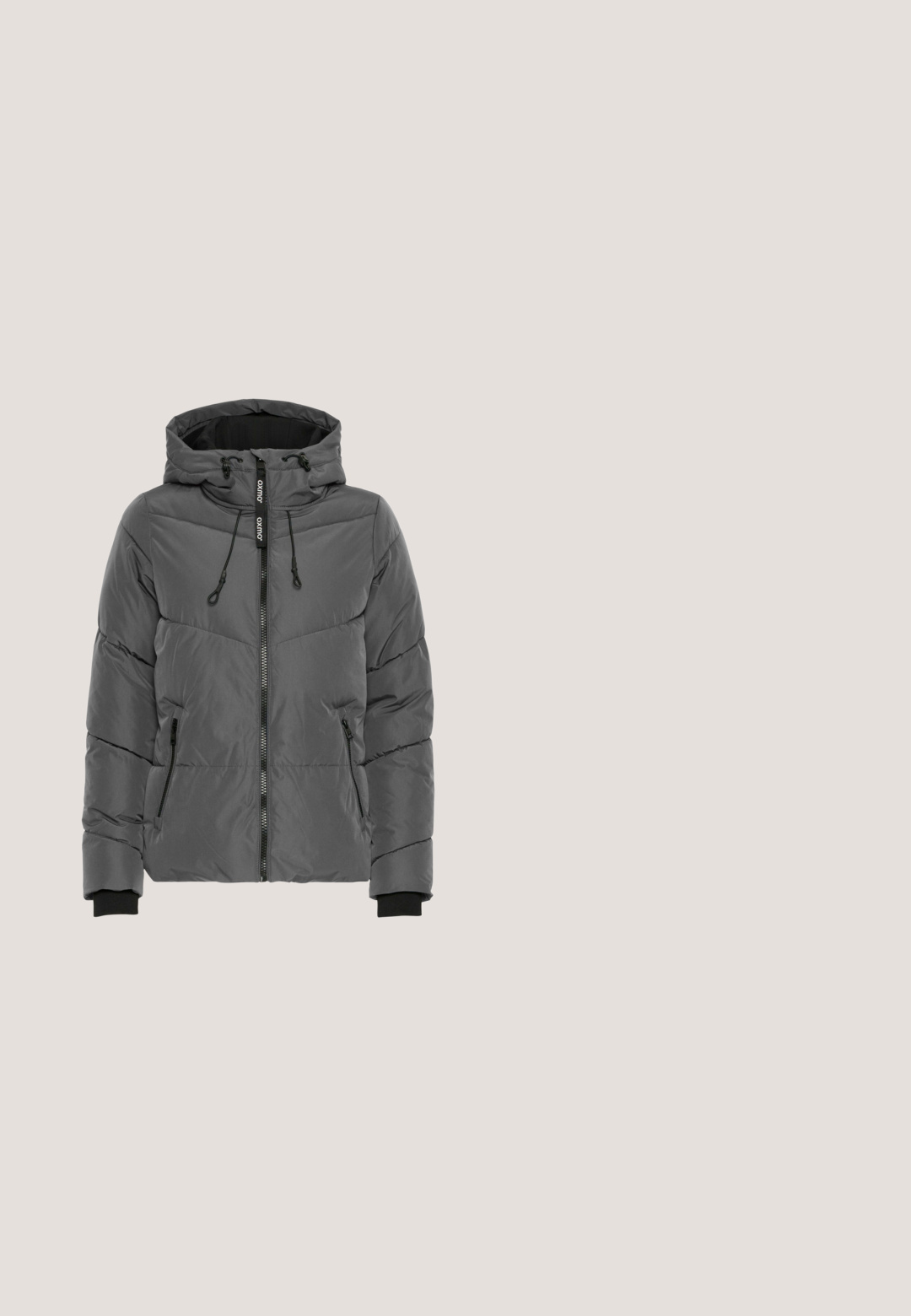Veste d’hiver matelassée gris foncé avec capuche, fermeture éclair devant, deux poches latérales zippées et cordons noirs réglables sur la capuche.; Cardigan tricoté gris clair avec col en V, manches longues, poignets côtelés et quatre boutons blancs à l'avant.; T-shirt en coton gris, manches courtes, encolure ronde, texture douce, coupe régulière, design uni sans motifs ni accents.; Pantalon de survêtement gris foncé avec taille élastique, cordons blancs avec embouts marron, poches latérales et poignets élastiques aux chevilles.; Baskets Pepe Jeans noires, grises et argentées avec lacets à l'avant, semelle blanche épaisse et semelle extérieure en caoutchouc texturée, vues de côté.; Sac cabas Black Studio Berlin avec anses larges et un écusson logo à l'avant sur un fond blanc uni.