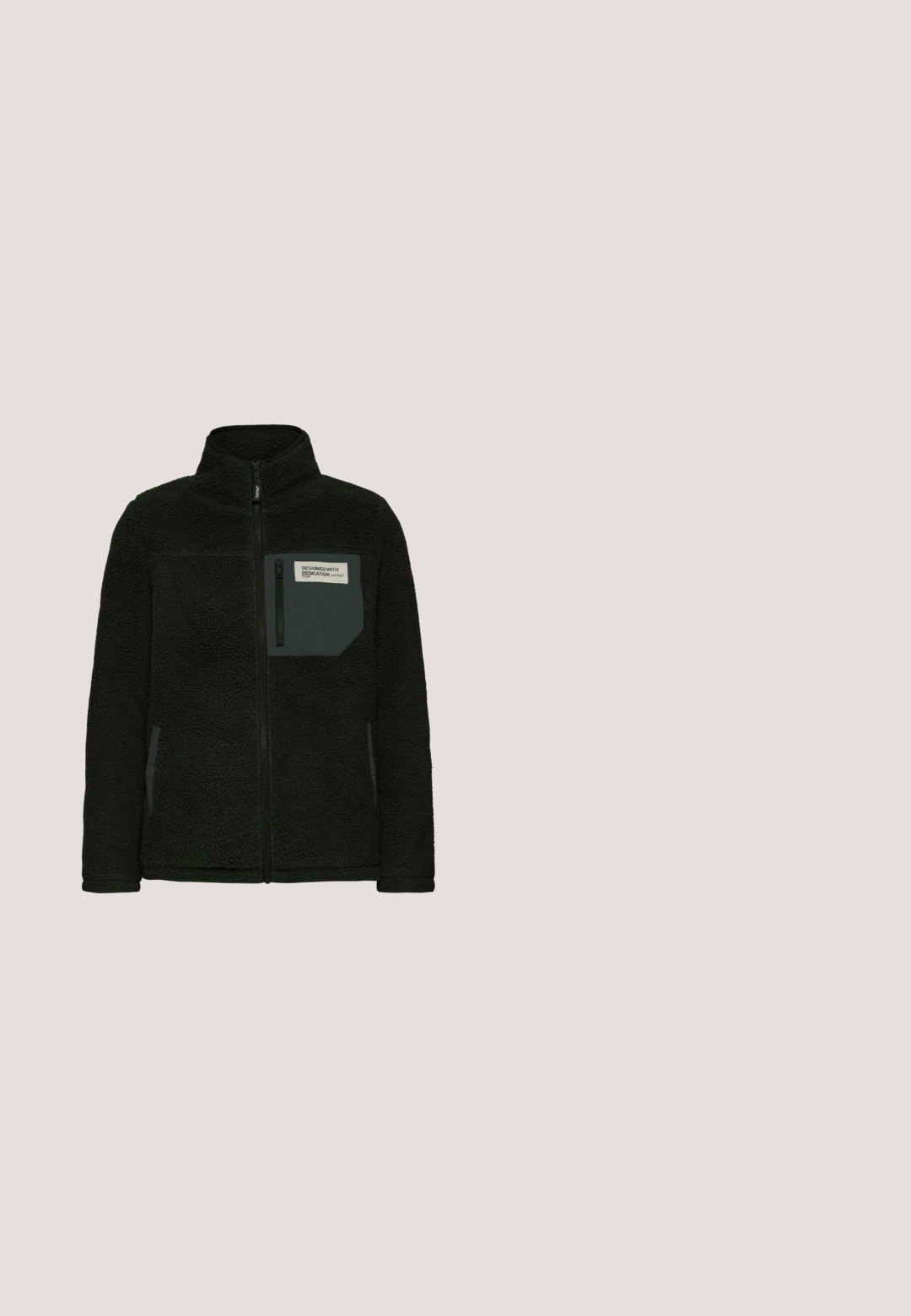 Zwarte fleecejack met een hoge kraag, volledige rits, een borstzak met label en zijzakken. Textuur, zachte stof.; Grijze gebreide trui met een V-hals, oversized pasvorm, brede mouwen en geribde boorden. Zachte textuur; naadloos ontwerp zonder patronen of versieringen.; Korte mouwen, ronde hals trui in lichtgrijs, gemaakt van een zachte breimateriaal. Heeft een relaxte pasvorm en een licht geribbelde zoom.; Grijze broek met wijde pijpen, elastische tailleband en trekkoord, voorzakken en gestikte zoomdetails.; Zwarte sneaker met een bovenwerk van textuurleer, soepele accenten en een bruine rubberen zool. Voorzien van zwarte veters en metallic ogen.; Zwarte leren handtas met een gestructureerde afwerking, verstelbare schouderband en een handvat aan de bovenkant. Kenmerkt een logo en decoratieve kwastaccenten.