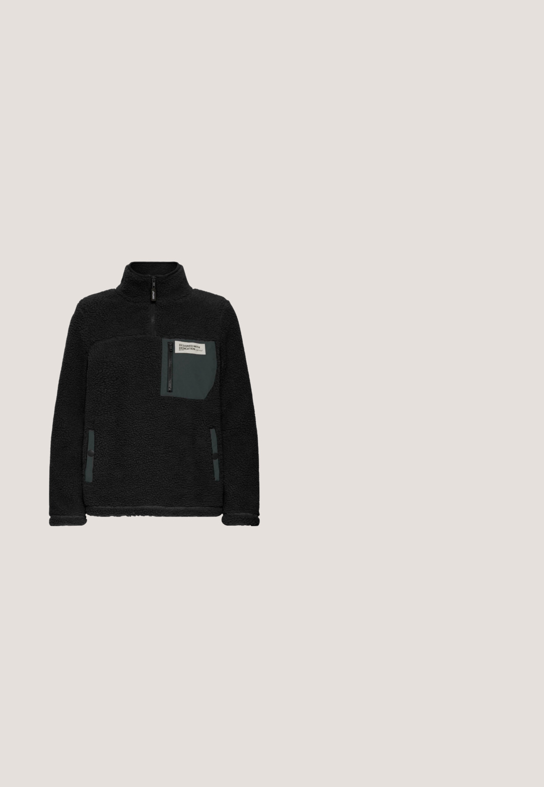 Sudadera de forro polar negra con media cremallera, que presenta un bolsillo en el pecho gris, bolsillos laterales y tejido texturizado para brindar calidez y comodidad.; Sudadera de forro polar negra con cuello con cremallera, superficie suave y texturizada, y un ajuste relajado. Presenta costuras a lo largo del dobladillo y los puños.; Camiseta negra de manga larga con cuello redondo. Confeccionada en una tela suave y elástica. Presenta un corte ajustado y un diseño minimalista.; Leggings negros y elásticos con un ajuste ceñido, que cuentan con una cintura alta y una textura suave. Sin patrones visibles ni detalles de hardware.; Botas de nieve negras con parte superior acolchada, material sintético liso, cierre de cordones y suela de goma texturizada para tracción y soporte.; Bolsa tote de plumas negra con asas dobles, que presenta una etiqueta blanca con "MADS NØRGAARD COPENHAGEN". Textura suave y acolchada y forma redondeada.