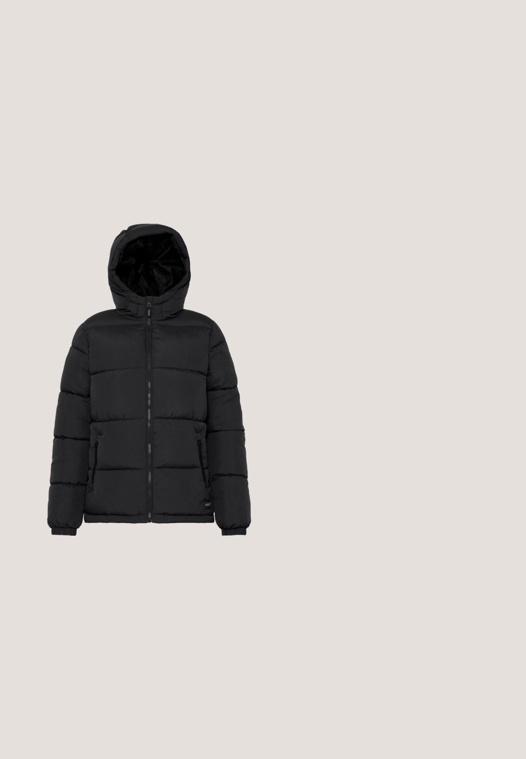Doudoune noire avec capuche, dotée d'une fermeture éclair à l'avant, d'un design matelassé, de deux poches latérales et de poignets élastiques pour un ajustement parfait.; Hoodie en polaire noir avec une demi-fermeture éclair, des cordons de serrage ajustables et une poche avant. Surface texturée et poignets côtelés en matériau contrasté.; T-shirt noir à manches longues, fabriqué en tissu lisse, avec un col rond et une coupe droite. Sans motifs ni embellissements visibles.; Pantalon noir coupe ample avec taille à cordon et embouts réglables à l’ourlet, présenté sur un fond blanc uni.; Baskets de sport noires en tissu texturé, dotées d'un col rembourré, d'un système de lacets et d'une semelle extérieure en caoutchouc léger.; Sacoche noire en nylon avec une bandoulière unique, dotée d'une poche zippée à l'avant et d'une texture lisse. Design minimaliste avec des accents matériels subtils.