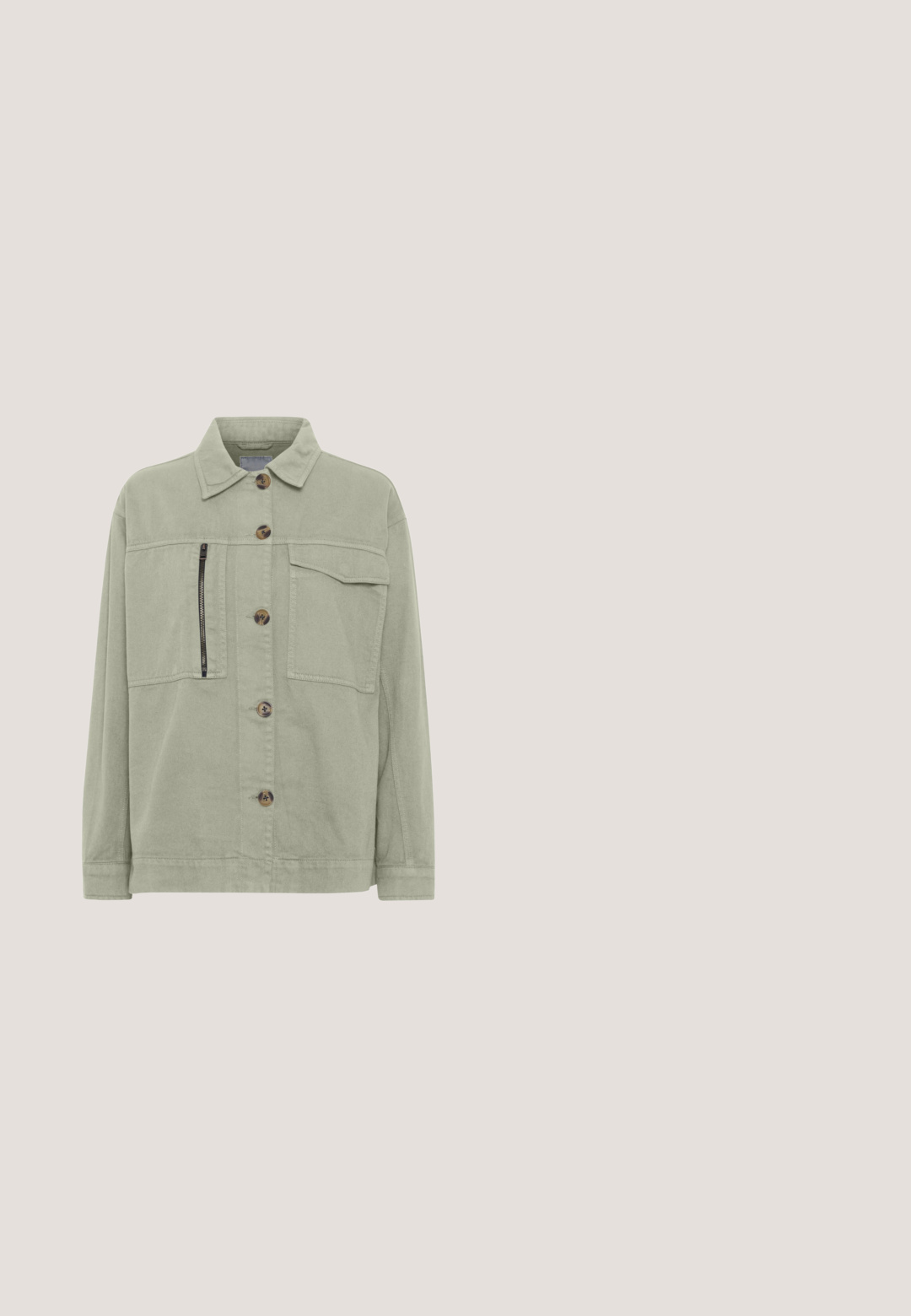 Hellgrüne Jacke aus glattem Stoff mit Spitzkragen, durchgehender Knopfleiste, zwei Brusttaschen und einer Reißverschlusstasche auf der linken Seite.; Hellgrüne, kurzärmlige Bluse mit einem eingeknickten Kragen und lockerer Passform. Glatte Textur, mit Fältchen am Ausschnitt für zusätzlichen Detailreichtum.; Hellgrüne, schmale Hose mit glatter Textur. Mit flachem Bund und elastischem Taillenbund für zusätzlichen Komfort. Keine sichtbaren Taschen oder Beschläge.; Hellbeige Sneaker mit minzgrünen Akzenten, Obermaterial aus strukturiertem Stoff, perforierten Details und einer Laufsohle aus Gummigerbsen.; Grüne Handtasche aus strukturiertem Leder mit kurzem Griff und abnehmbarem Kettenriemen, der daneben auf einem weißen Hintergrund liegt.; Goldene Creolen mit abgerundetem Design, das ein strukturiertes Muster aus abwechselnd glatten und genoppten Abschnitten aufweist.