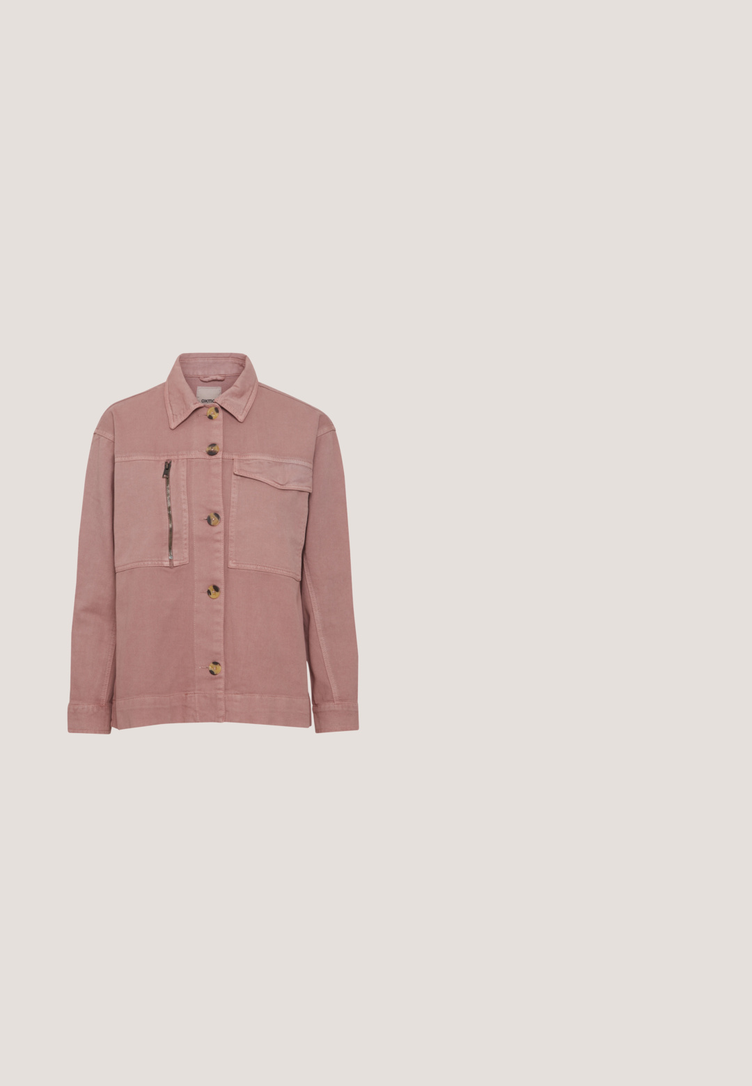 Roze spijkerjack met een kraag, voorknopsluiting en twee borstzakken. Bevat een ritszak met metallic hardware.; Witte T-shirt met korte mouwen, met een bruine rozenapplicatie op de schouder, een zwarte vliegende vogel op de borst, een roze en bruine "C" applicatie, en een rode kreeft op de mouw.; Blauwe high-waist straight-leg spijkerbroek met voorste knoop en ritssluiting, twee voorzakken en riemlussen.; Beige en bruine suède en lederen sneaker met witte veters, gestructureerd zijpaneel, dikke zool en "Pepe Jeans" merk op de hiel.; Bordeauxkleurige crossbodytas met gouden rits, gouden details, brede afneembare band en "Expatrié"-logo aan de voorkant.; Lucardi COIN - Oorbellen - gold-coloured
