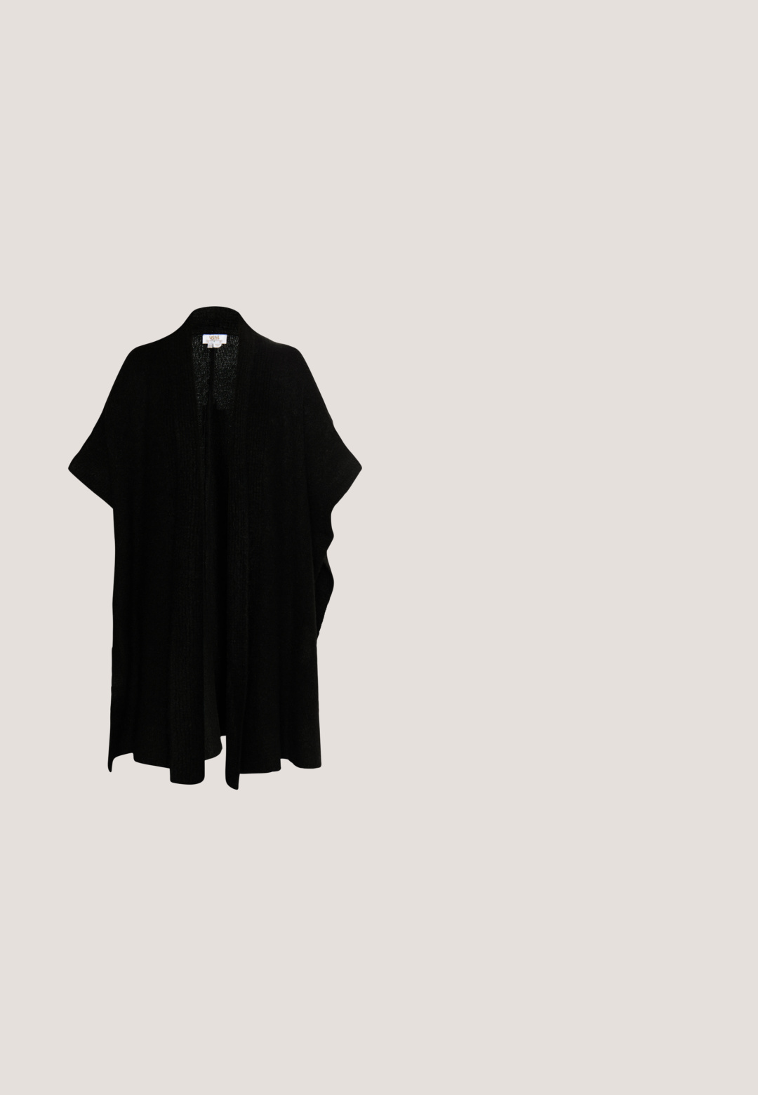 Mustat neulotut ponchot, joissa on avoin etuosa ja lyhyet hihat. Kangas on tekstuuriltaan mielenkiintoinen ja ulottuu keskivartalon ylle.; Reiss REGULAR FIT - LUANA V-NECK - T-paita - black; Leveälahkeiset housut mustasta kankaasta, jossa on ruskea ja kerma valkoinen abstrakti kuvio. Kuminauha vyötäröllä, jossa on poimutuksia, sileä tekstuuri.; Caprice Nauhalliset nilkkurit - black nappa; Musta huopahattu epäsymmetrisellä muotoilulla, jossa on sileä pinta ja musta nahkaremmi kiinnitystä varten.; Kiehtogajlasta hopeinen höyhenriipus mustalla nauha-rannetuksessa. Siinä on teksturoitu yksityiskohtia höyhenessä ja säädettävä liukuklipsi koon räätälöimiseksi.