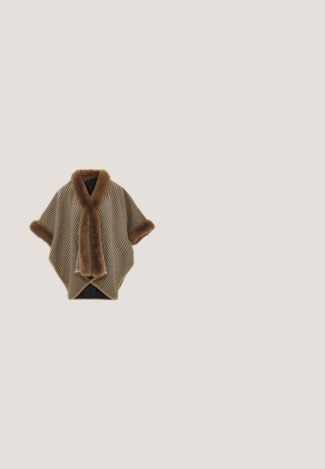 Brunternetternes poncho med en faux fur-krave og manchetter, der har en blød tekstur og en trekantet skæring for en oversized pasform.; Langærmet top med høj krave, leopardprint i brune og beige nuancer, og med rynkedetaljer foran for formgivning.;  Sorte brede bukser med seks dekorative knapper nær frontlommerne og bælteløkker på talje.; Brun læderankelstøvle med spids tå og sort højt blokhæl, vist fra siden på hvid baggrund.; Blød clutchtaske med brun og sort leopardprint, design med samlet stof og en guldkæde som rem på hvid baggrund.; Guldtonet smykkesæt bestående af en halskæde med en blå dråbeformet vedhæng og matchende ørehængere, prydet med klare rhinsten.
