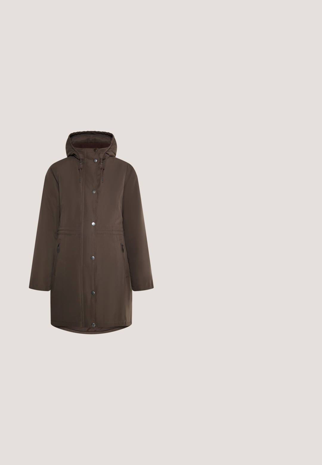 Brun, knælang parka med hætte, lavet af vandafvisende materiale. Har trykknapper, justerbare snoretræk og sidelommer.; Brun strikket cardigan med rund halsudskæring, fem blå knapper, ribbet kant og to lommer foran. Blød tekstur over det hele.; Hvid bomulds T-shirt med korte ærmer og rund hals; prydet med en sort sommerfugl og glitrende grafik på venstre bryst.; Blå slim-fit denim jeans med frontlommer, bæltestropper, knaplukning, og let fading på lår og knæ.; Kraftig beige sneakers med mesh og læderdetaljer, snørelukning og tekstureret tyk sål, vist fra siden på hvid baggrund.; Lille skuldertaske i hvidt og brunt mønster med brunligt læderrem og guld oval Guess-logo spænde på frontklappen.