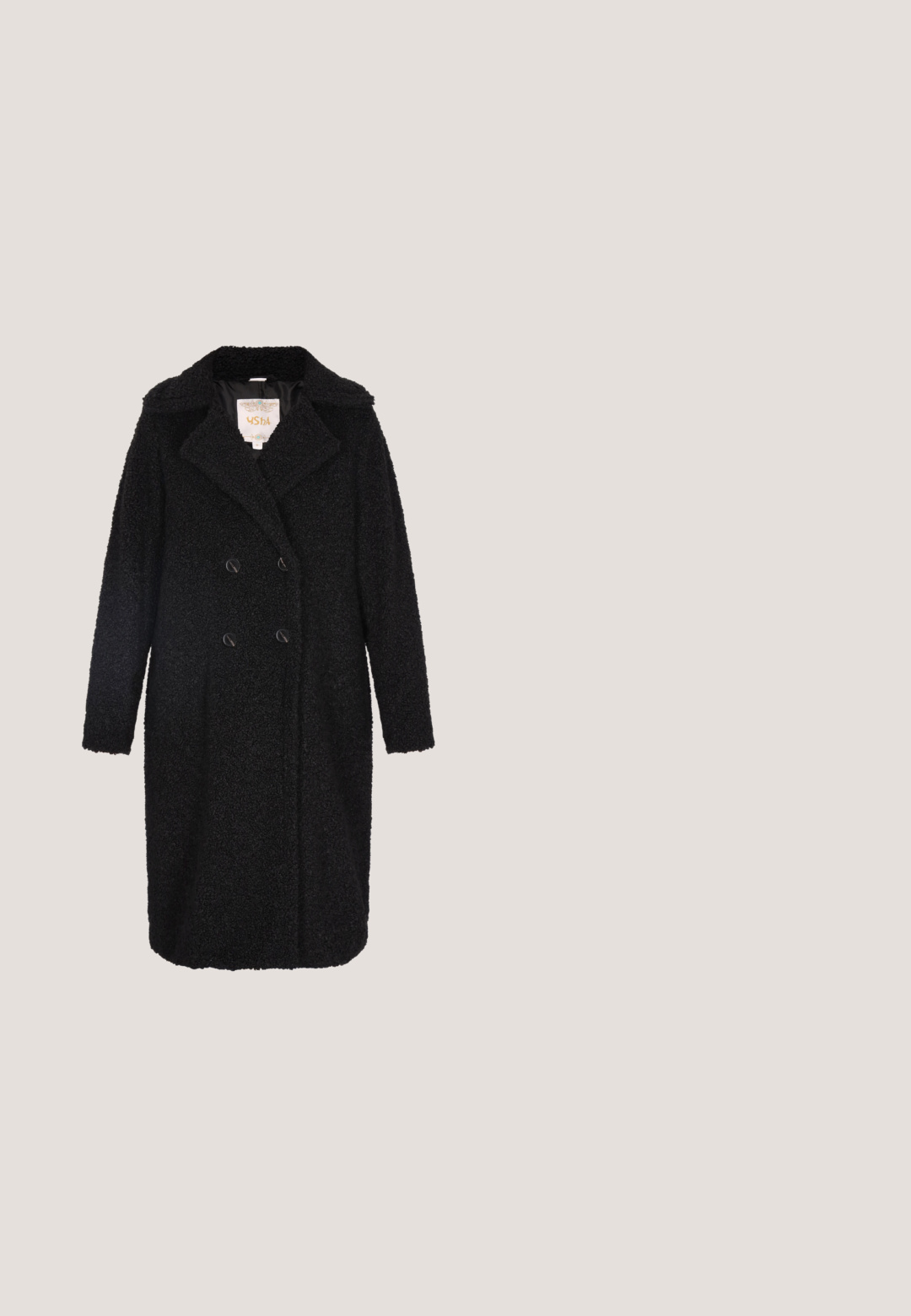 Sort, dobbeltradet frakke lavet af blødt, tekstureret stof; har en notch-krave og to store frontknapper.; Culture CUFIOLA - Bluse - black; Sorte prikkede flared bukser med et subtilt leopardmønster. Fremstillet af et glat stof med en strækbar talje for komfort.; Sort højhælet sko med spids tå, dekoreret med sorte runde perler i et gentaget mønster på stofoverdelen.; Sort og sølv clutch-taske med et gittermønster af skinnende rhinsten, rund form og en plisseret toppen for nem adgang.; Sølvfarvede halvmåneformede ørestikker med teksturerede cirkulære mønstre, der dækker overfladen, med lige stifter og butterfly-lukninger.