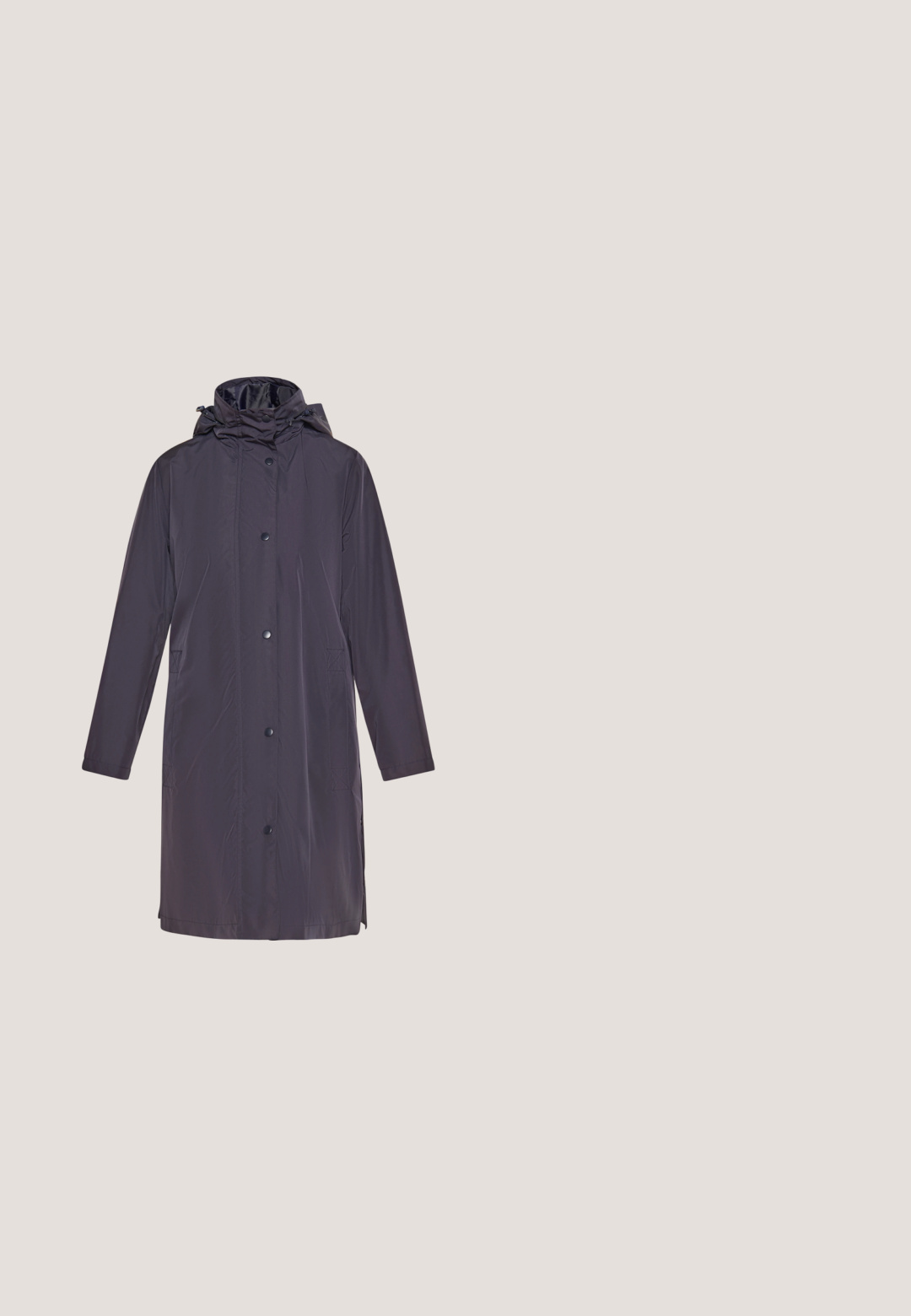 Chubasquero morado oscuro con capucha, que presenta un cierre de botones en el frente, dos bolsillos laterales y una tela impermeable y elegante. Mangas largas y corte recto.; Suéter de punto azul claro con cuello redondo, que presenta mangas abullonadas con detalles de canalé y un dobladillo recto. Textura suave en todo.; Pantalones de color azul marino, ajustados, con una textura suave, que presentan pliegues en la parte delantera y una cinturilla elástica para mayor comodidad.; Zapato Mary Jane negro con plataforma y correa ajustable flotando sobre una alfombra beige, con una mesa de madera y libros apilados al fondo.; Bolso de cuero beige con una forma suave y estructurada, una sola correa para el hombro y un diseño minimalista sin patrones o adornos visibles.; Pendientes de metal plateado con forma de U y un acento en forma de corazón en la base, textura suave y acabado pulido.