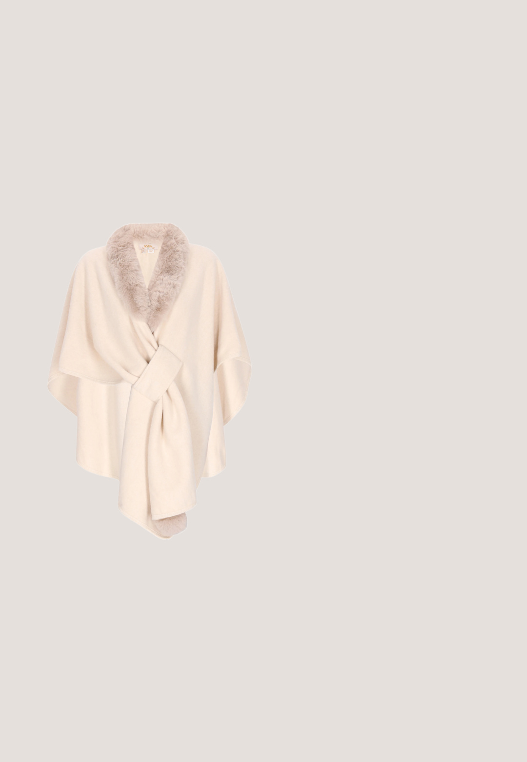 Beige Wickeljacke mit breitem Kragen, gefüttert mit weichem Kunstfell. Das Design zeichnet sich durch eine lockere Passform, eine überkreuzte Vorderseite und eine Knotendetail in der Taille aus.; Weißes Langarm-Top mit diagonalen, strukturierten Linien, hohem Ausschnitt und goldener Kettendetail an einem Cut-out an der linken Schulter.; Beige Hochbundhose mit weitem Bein aus strukturiertem Stoff ohne sichtbare Taschen oder Verschlüsse vor weißem Hintergrund.; Nackter Pumps aus Lackleder mit spitzer Zehenpartie, schlanker Silhouette und Stöckelabsatz, ausgestattet mit einer glatten, glänzenden Oberfläche.; Graue Lederhandtasche mit einem dreieckigen Logo, flachem oberen Klappenverschluss und einem abnehmbaren Riemen. Verfügt über goldene Akzente und eine strukturierte Oberfläche.; Goldene Gliederarmkette mit rundem Anhänger, besetzt mit klaren Kristallen und einem Karabinerverschluss, inklusive eines kleinen dreieckigen Markentags.