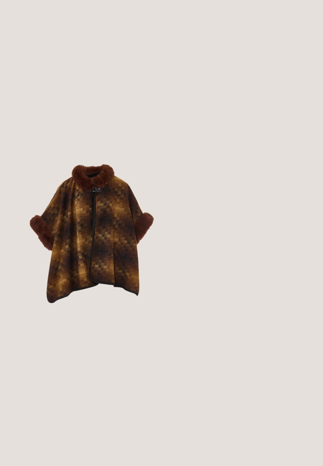 Bruine geblokte poncho met een pluchen bruine bontkraag en -manchetten, voorzien van een sluiting aan de voorkant en een zachte, gestructureerde stof.; Cropped cardigan met luipaardprint van zacht, pluizig materiaal met een diepe V-hals en zwarte knopen. Heeft lange mouwen en een dierenpatroon.; Mouwloos tanktop met een ronde halslijn in een bruin-zwart luipaardprintpatroon op een beige achtergrond.; Leopardprint wijde broek van zachte stof, met een hoge taille, vijf zakken en metalen knoopsluiting.; Luipaardprint gewatteerde enkelboot met een zwarte rubberen zool met textuur en een geplooide kraag die een metallic accentkoord toont.; Desigual Schoudertas - brown