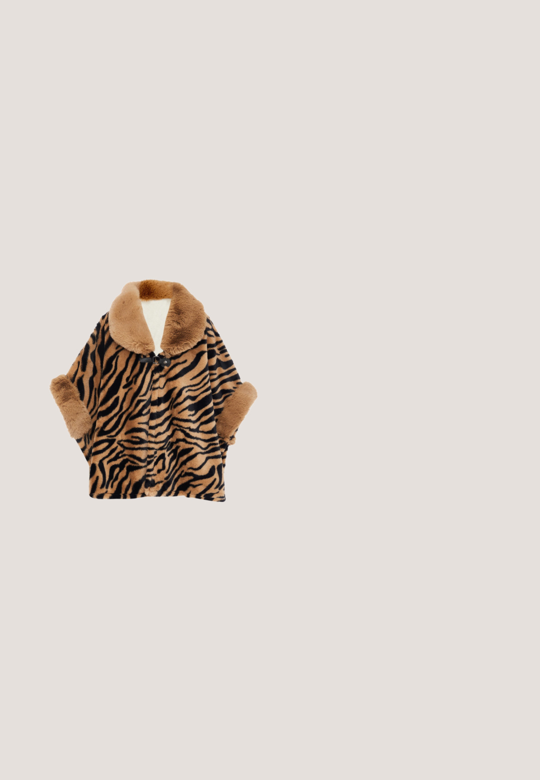 Brun- og sortstribet imitativ pelsjakke med en stor, blød krave og manchetter, der har en toggle-lukning foran.; Gul sweater med sorte tigerstriber og leopardmønstre. Fuzzy tekstur med rund halsudskæring og lange ærmer.; Kjole med leopardprint, lange ærmer, krave og bælte i taljen. Fremstillet af en glat stof i nuancer af brun, sort og creme.; Sorte over-kneeboots lavet af blødt ruskind, med en chunky høj hæl og et elegant, tætsiddende design med en rund tå.; Guldperlekæde håndtaske med et trekantet håndtag og kædestrop. Har et struktureret design med glatte og matte spherical perler.; Ørestikker i guld-tone formet som sommerfugle med udskæringer i vingerne og stiftbagside på hvid baggrund.