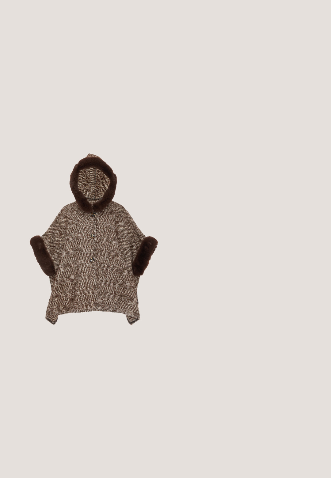 Poncho marron à motif en chevrons avec capuche, doté d'une finition en fausse fourrure et de poignets, ainsi que de fermetures à boutons sur le devant. Texture douce.; Pull court marron avec un col rond, des manches longues et un tissu texturé et duveteux. Présente un design simple et uni sans accents visibles.; Haut femme à manches longues, côtelé, marron foncé, col rond, forme ajustée et petite étiquette de marque au niveau du col.; Pantalon évasé taille haute couleur marron foncé avec une texture lisse et sans fermetures ni poches visibles.; Botte en suede marron avec un dessus en fausse fourrure blanche, des liens en dentelle et une semelle en caoutchouc beige. Le côté présente le texte "MOON BOOT."; Sac cabas marron texturé avec deux bretelles d'épaule et des poches latérales, présenté sur fond blanc.