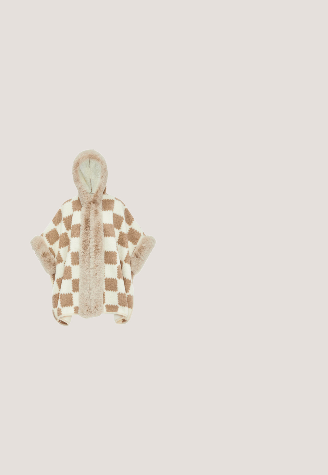 Poncho en polaire avec capuche, présentant un motif à carreaux beige et crème, accentué par une douce doublure en fourrure et des poignets en fourrure.; Hést Pullover - weiss; Top à col roulé ajusté à manches longues de couleur crème avec une texture lisse, présenté sur un fond blanc uni.; Pantalon en maille couleur crème, avec une coupe droite et une taille haute à côtes. Détail d'une petite fermeture éclair dorée sur le côté.; Chausson en daim marron avec un intérieur moelleux crème et un détail tressé décoratif sur l'orteil. Semelle rembourrée pour le confort.; Sac à main en texture tan avec un extérieur duveteux, des accents en cuir marron, une poignée courte et des éléments en métal doré. Présente un logo sur une patch en cuir.