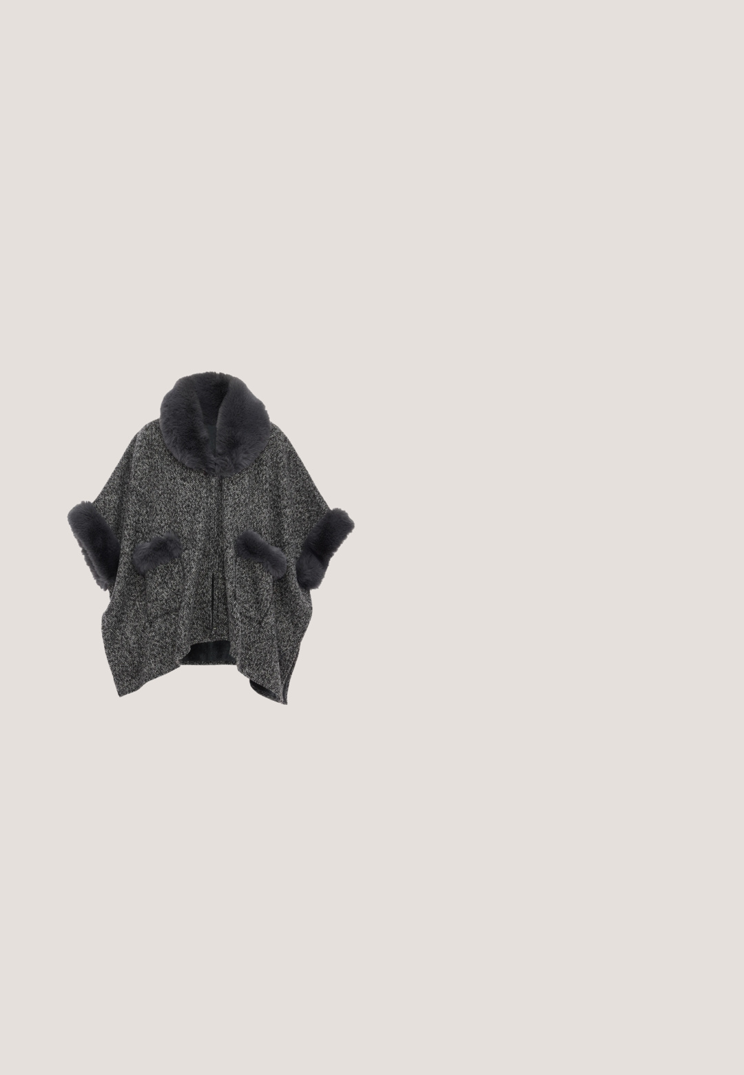 Grå tekstureret poncho med en bred krave og pelskant på ærmerne og lommerne; har et løs, oversized design.; Mørkegrå top med lange ærmer, design med ét skulderstykke, flæse over brystet og en enkelt tynd strop på højre skulder.; Hvide flagrende jeans lavet af bomuldsblandingsstof, med en to-knap lukning, frontlommer og subtile syninger.; Sorte knæhøje støvler lavet af glat læder, med en tykk, firkantet høj hæl og en strømlinet silhuet med minimale detaljer.; Grå ruskindshåndtaske med dobbelthåndtag, aftagelig skulderrem, lynlåslomme foran og metalnitte-detaljer langs kanterne.; IZIA Halskæder - silberfarben