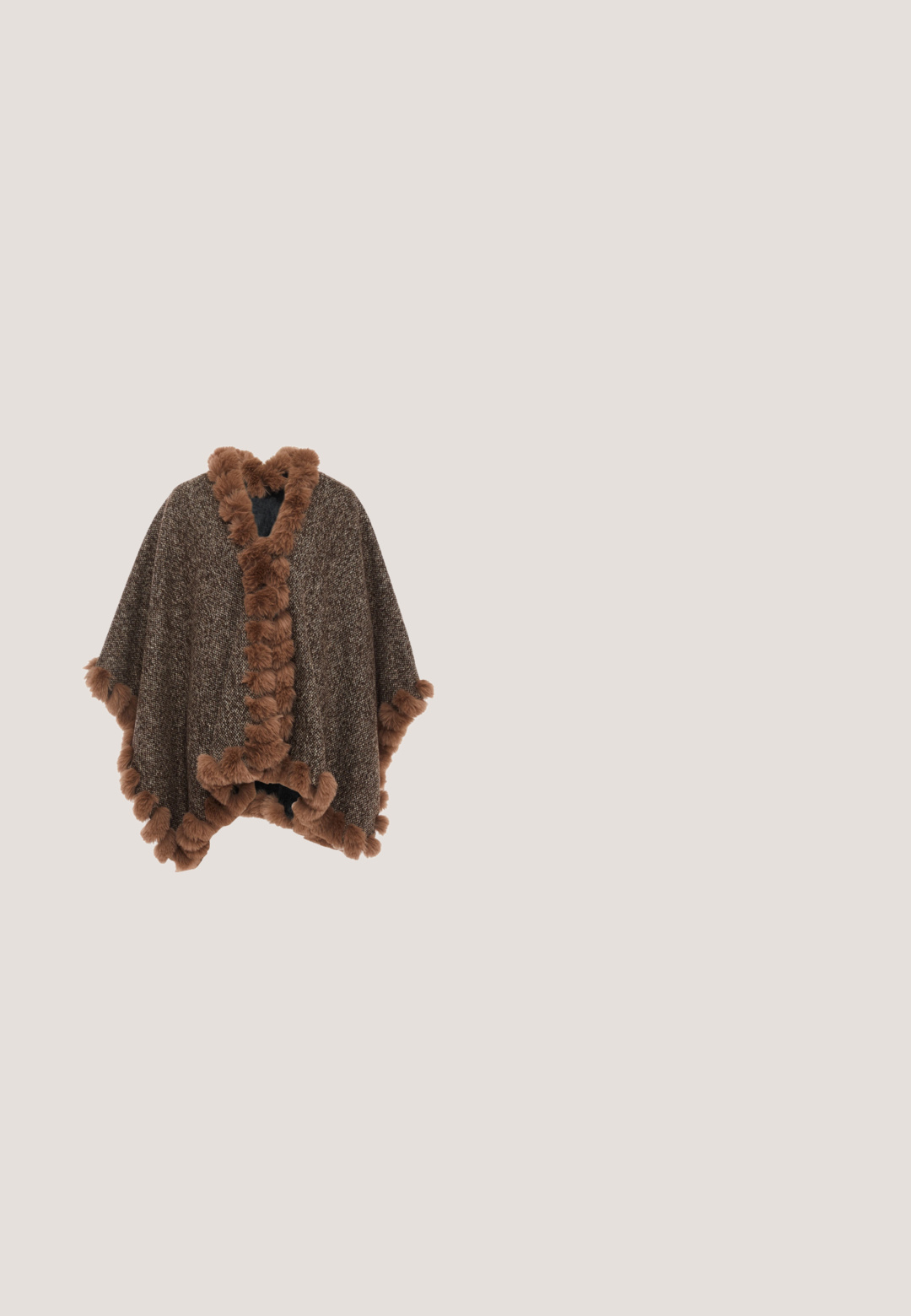 Bruine poncho van gestructureerde stof, met een pluche bruine faux fur rand langs de randen en een wijd, open ontwerp.; Donkerbruine cardigan met een V-hals, voorzien van decoratieve knopen, twee voorzakken en ribbelmanchetten. Zacht, gestructureerd materiaal.; Bruine geribbelde mouwloze top met een ronde hals, twee ovale uitsparingen nabij de borst en twee gouden decoratieve knopen.; Bruine gebreide flare broek met een gestructureerd diamantpatroon en een brede elastische tailleband, afgebeeld op een witte achtergrond.; Bruine suède kniehoge laarzen met een licht afgeronde neus en een lage blokhak. Kenmerkt zich door subtiele stikdetails langs de zijkanten.; Donkerbruine suède shopper met gevlochten handvatten en een afneembare schouderriem tegen een witte achtergrond.