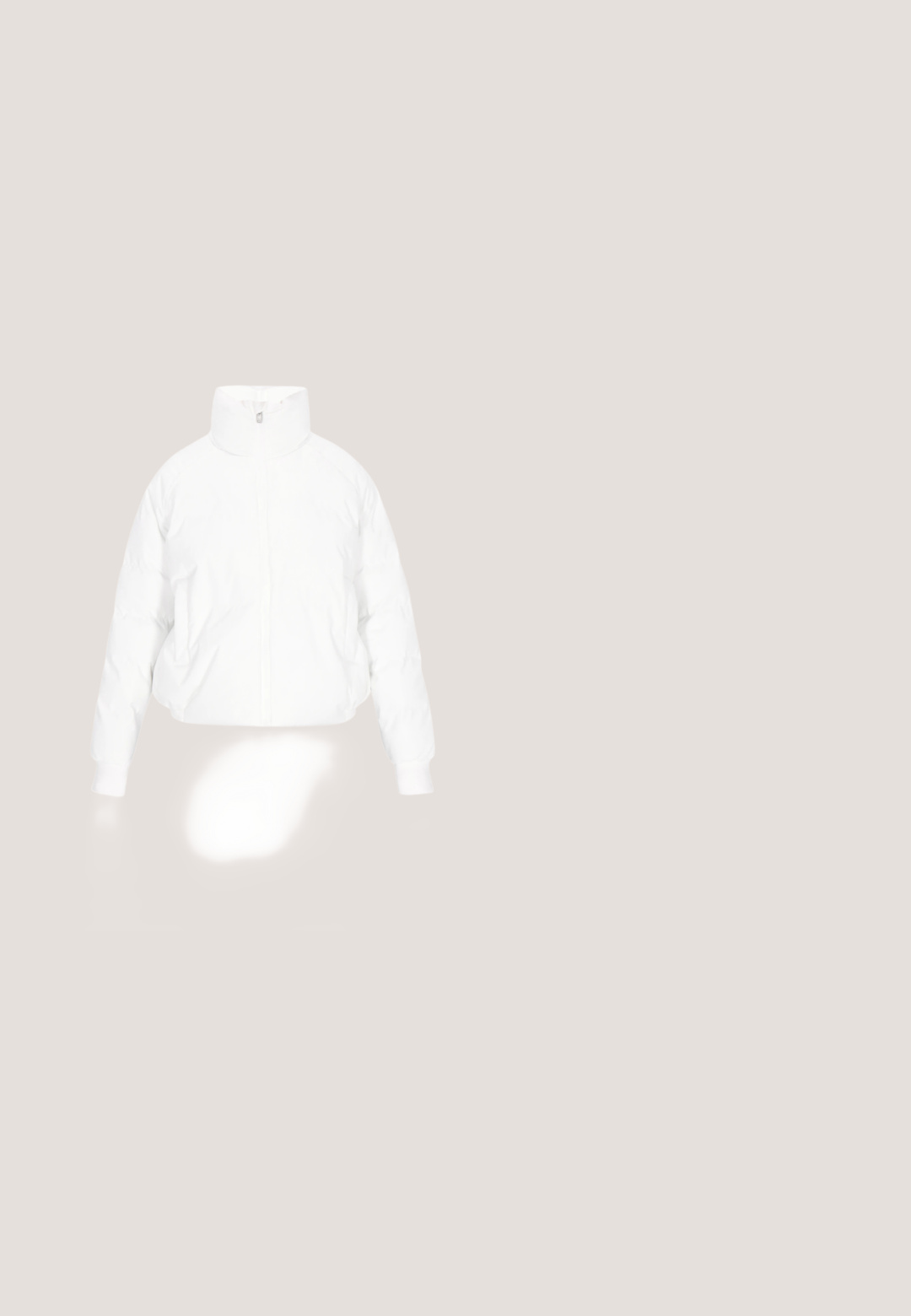 Witte gewatteerde pufferjack met hoge kraag, lange mouwen en een rits aan de voorkant, weergegeven op een effen witte achtergrond.; Grijze crewneck trui met lange, opgeblazen mouwen. Zachte, gestructureerde stof, losse pasvorm en een afgeronde zoom aan de onderkant.; Witte nauwsluitende dames T-shirt met korte mouwen, geribbeld en met een ronde hals en een klein maatlabel aan de binnenzijde van de kraag.; Lichtgrijze sweatpants van een zachte katoenmix, met een elastische tailleband, rechte pijpen en twee zijzakken.; Lichtgrijze instapsneaker met gebreide bovenkant, witte gestructureerde zool en trekbandjes bij de hiel en tong, zijaanzicht.; Grijze leren heupzak met een gebogen vorm, ritsluiting en verstelbare schouderband. Kenmerkt zich door een subtiele merklogo dat op de voorkant is geperst.
