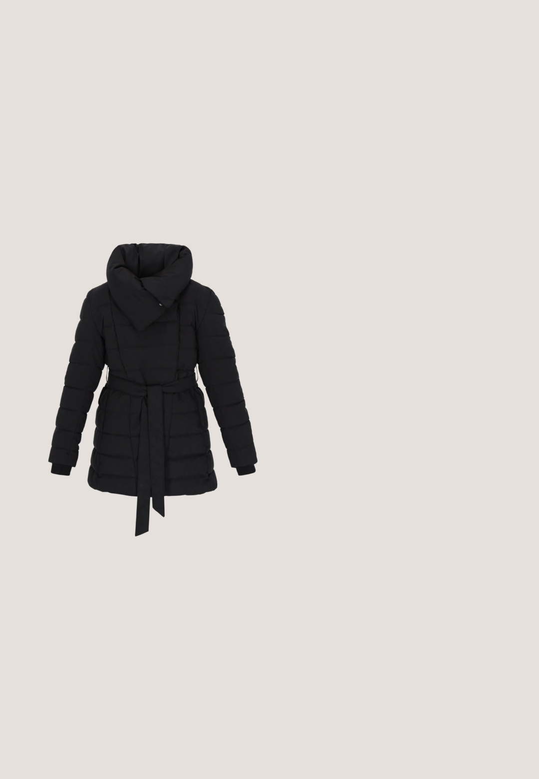 Sort, pufferjakke med høj krave, lange ærmer, bælte i taljen og horisontalt quiltet mønster. Glat tekstur, ingen synlig hardware.; Chunky strikket sweater med horisontale striber i sort, grå og rød, med lange ærmer og en rund halsudskæring.; Sorte skinny jeans med høj talje, forsideknap og lynlås, for- og baglommer, vist mod en hvid baggrund.; Sorte ruskinds ankelstøvler har en afrundet tå, elastiske sider og en struktureret sort gummisål med en lynlås bagpå for nem påføring.; Sort polstret rektangulær tote taske med to håndtag og lynlåslommer på siden på hvid baggrund.; Sterlingsølvring med en firkantet, lyserød sten i midten. Ringen er slank og minimalistisk med mærket "925" for sølvindhold.