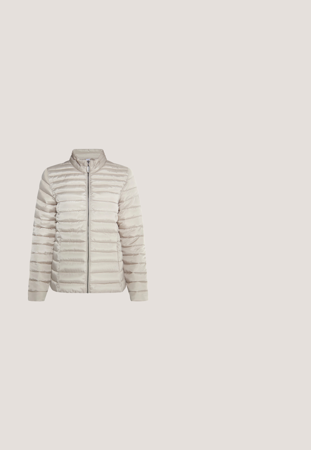 Helles beiges Daunenjacke mit hohem Kragen, horizontal gestepptem Design, Frontreißverschluss und glatter, glänzender Textur.; Weißer, kurz geschnittener Cardigan mit Perlenknöpfen in der Mitte und gerafften Bündchen an langen Ärmeln.; Weißes T-Shirt mit kurzen Ärmeln und kleinem pinkfarbenem Motiv auf der linken Brust mit Babyflasche, Herz und Schriftzug „COOL MUM LIFE.“; Blaue Jeans mit hohem Bund, schmal zulaufenden Beinen, vorderen Knöpfen und Reißverschluss sowie ausgewaschenen Details an den Oberschenkeln.; Weißer Hausschuh mit einem weichen Kunstfellband, Filzoberteil, gepolsterter Sohle und einer strukturierten Gummisohle für rutschfesten Halt. Einfaches, rundes Design.; Schultertasche mit Leopardenmuster aus gepolstertem Stoff und langem Riemen, mit einem kleinen rechteckigen s.Oliver-Label auf der Vorderseite.