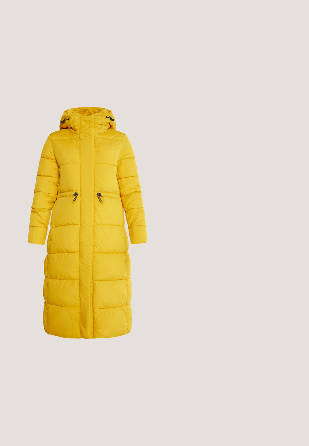 Gul polstret frakke med hætte, der har et langt, lige design, frontlynlås og snørede detaljer i taljen og hætten.; Sort fuzzy stof top med tynde stropper. Tekstureret overflade, firkantet form og let design. Enkel, monokrom farveskema.; Leggings med et blåt nautisk print med sejlbåde, fyrtårne, måger, kompas og bygninger ved vandet med en marineblå linning.; Sort sneaker med blandede materialer, der har en tekstureret overdel med et subtilt mønster, hvid mellemsål og metal-heel-accents.; Sort læder tote-bag med gyldne metalliske nitter i et geometrisk mønster, udstyret med to robuste hanke og en logo-accents i guldfarve.; Guld øreringe med sort rektangulært vedhæng omgivet af små klare sten og små runde guldsmykker med indgraverede motiver.
