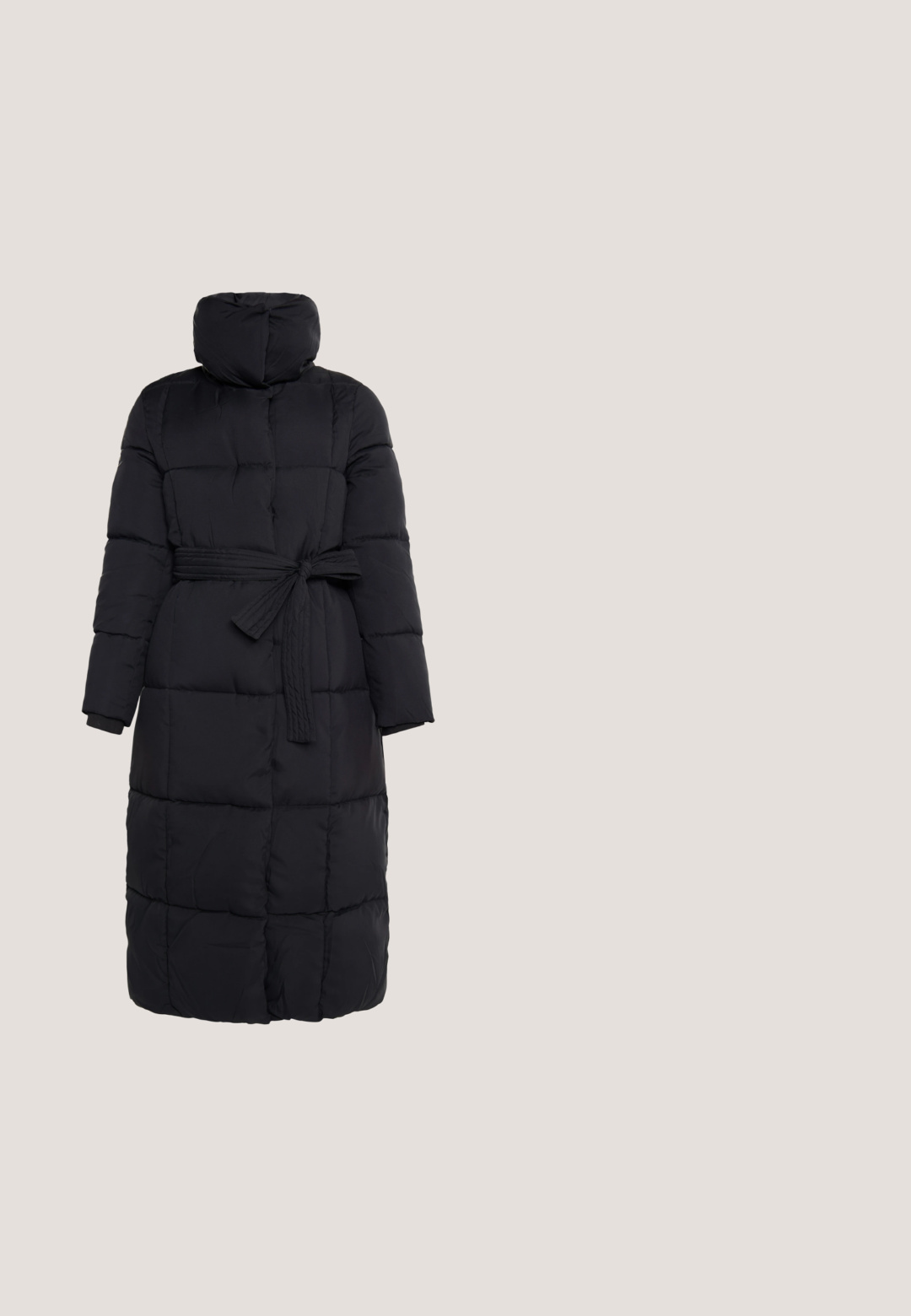 Sort quilted jakke med høj krave, bælte i taljen og lange ærmer. Diamantquiltet mønster og knælangt design. Glat tekstur.; Sort fuzzy trøje med høj hals og bold hvide geometriske linjer, der danner rektangler og kurver over kroppen og ærmerne.; Sort læderskirt med en glat overflade, høj talje og lukning med knap foran. Har en slank, minimalistisk silhuet. Ingen mønstre eller accenter.; Sorte chelsea-støvler lavet af glat læder har en tyk platformssål, elastiske sidepaneler og en dekorativ chunky kæde rundt om anklen.; Lille sort tekstureret crossbody taske med "JOOP! JEANS" præget foran og justerbar rem med metal hardware.; Sølvstjerneformede hoop øreringe med et elegant design, der har klare ædelstene langs den ene kant og en poleret metallisk finish.