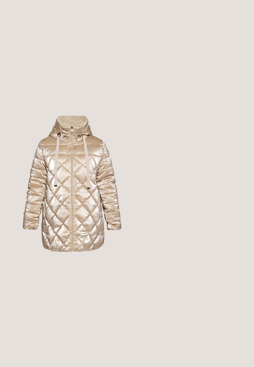 Gepolsterte Pufferjacke aus glänzendem beigem Material mit hohem Kragen, Reißverschluss und Kordeln mit metallischen Akzenten.; Cremefarbener Sweatshirt mit langen Ärmeln, verziert mit verstreuten metallic Nieten, gerippten Manschetten und einem runden Ausschnitt.; Cremfarbene Jogginghosen aus weichem Stoff, mit einem elastischen Bund und Kordelzug sowie gerippten Bündchen an den Knöcheln.; Weiße und hellrosa Sneaker mit einerChunky-Sohle, strukturiertem Stoff, glatten Lederakzenten und dekorativen Nähten.; Braune gesteppte Lederhandtasche mit goldfarbenen Beschlägen, mit einem dreieckigen Logo und einem Reißverschluss. Inklusive verstellbarem Riemen und kompakter Gestaltung.; Goldene Blumenohrringe mit strukturiertem Design, verziert mit klaren Strasssteinen. Kreisförmiger Oberteil mit einem dekorativen Element darunter.