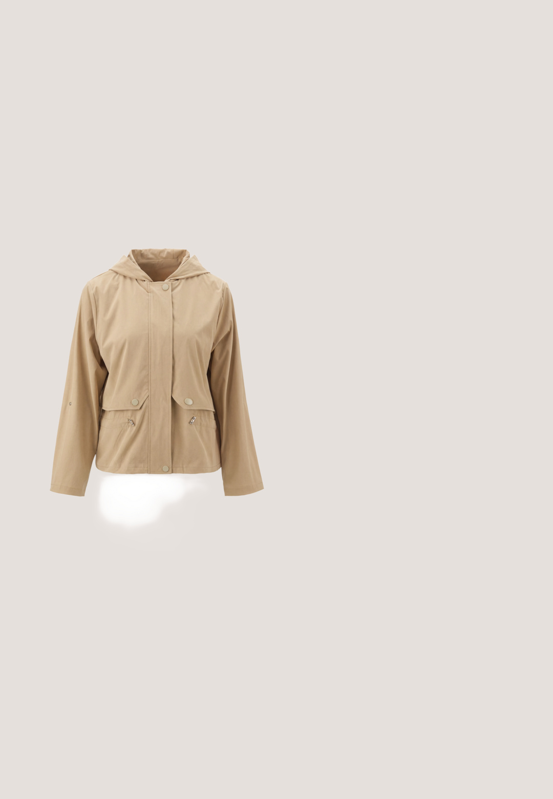 Beige Kapuzenjacke mit langen Ärmeln, Frontdruckknöpfen, zwei Pattentaschen und zwei Reißverschlusstaschen, dargestellt auf weißem Hintergrund.; Kurzärmliges, rundenekeliges Oberteil aus hellbeigem Stoff mit glatter Textur; verfügt über ein Schlüsselloch-Detail im Rücken und eine lockere Passform.; Schwarze Lederhosen mit glatter Textur, schlankem Schnitt, einem Taillenbund und seitlichen Taschen. Die Ausführungen beinhalten dezente Nahtdetails.; Beige Wildleder-Stiefeletten mit spitzer Zehe und niedrigem Blockabsatz, ausgestattet mit einem metallischen Akzent und genähten Details an den Nähten.; Beige Umhängetasche aus Leder mit einem cremefarbenen und braunen, gemusterten Schulterriemen, Reißverschluss und einem goldfarbenen Logo auf der Vorderseite. Rechteckige Form.; Goldfarbener Ring mit einem unregelmäßigen, wellenförmigen Design. Besitzt eine strukturierte Oberfläche und unterschiedliche Dicken, die organischen Formen ähneln.