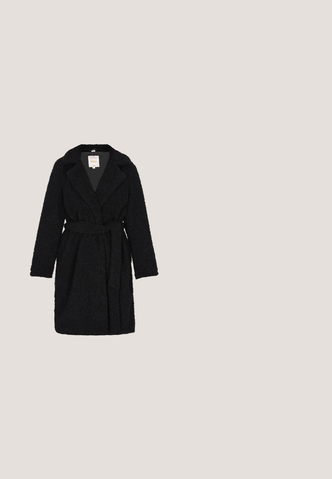 Sort langærmet teddyfrakke med sjalskrave og matchende bælte, tekstureret blødt stof, knælængde, ingen synlige knapper eller lommer.; Sort strikket kjole med høj mock neck, lange ærmer og en afslappet pasform. Glat tekstur med længde til midt på læggen og ingen synlige mønstre eller detaljer.; Sorte knæhøje støvler lavet af glat syntetisk materiale, med en blokhæl, rund tå og en sidelukning med lynlås.; Sorte katteøje solbriller med en blank finish, gradientlinser, brede stel og indgraveret "MaxMara" logo på siden.; Sort læder skuldertaske formet som en halvmåne med justerbar rem og guldkile, med mærket "Bogner" på fronten i midten.; Guldarmbånd med store rektangulære kædeled og en lille tag med indgraveret "YOKOAMI" på en hvid baggrund.
