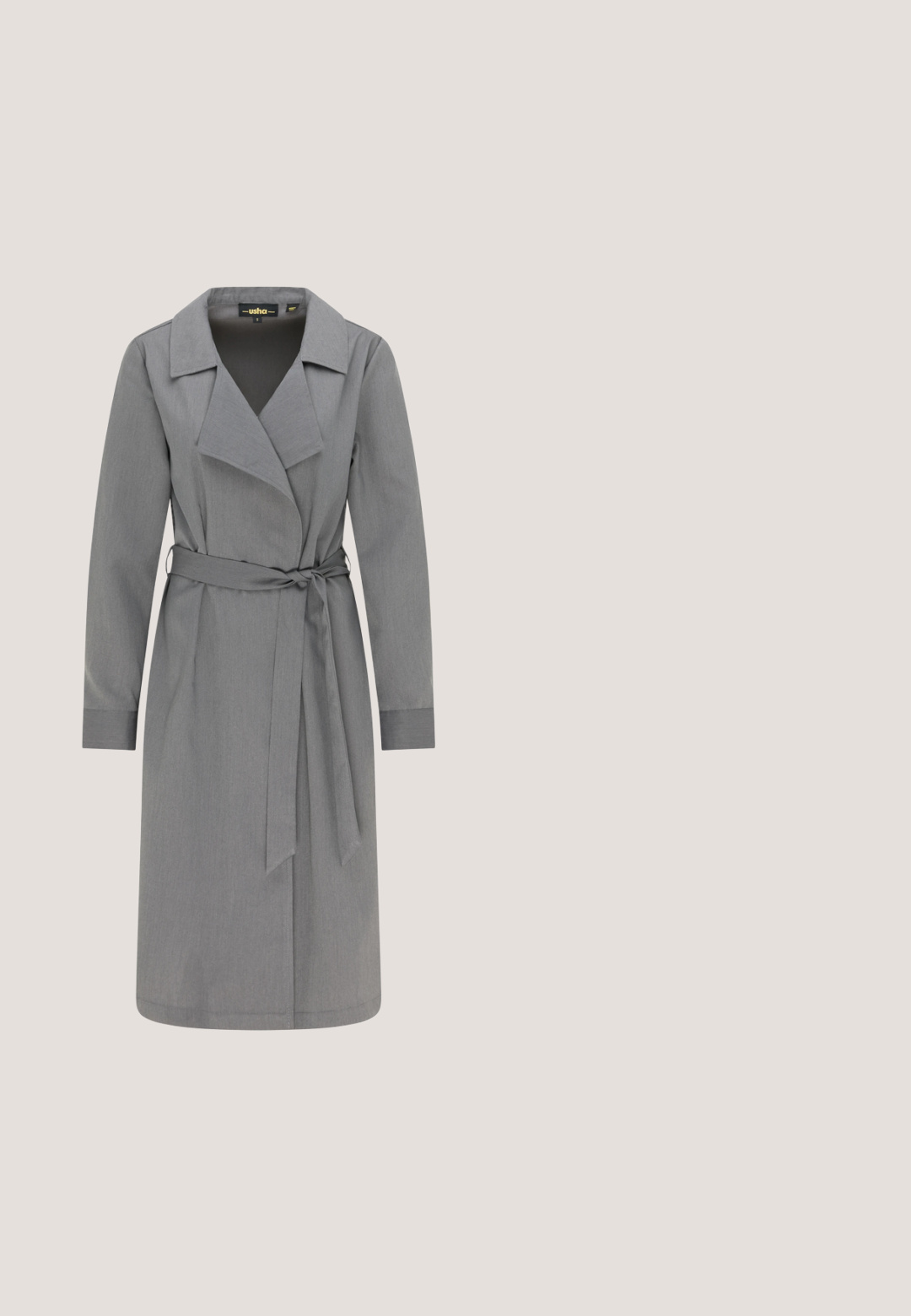 Langer grauer Damen-Trenchcoat mit weitem Reverskragen, langen Ärmeln und einem passenden Stoffgürtel, der in der Taille gebunden ist.; Schwarzes Langarm-Hemd mit Knöpfen aus glattem Stoff, mit klassischem Kragen, vorderen Knöpfen und taillierter Passform.; Graue karierte weit geschnittene Hosen aus glattem Stoff, mit vorderen Falten und einem schwarzen Gürtel mit einer silbernen Schnalle.; Schwarzer Damenschuh aus Leder mit niedrigem Absatz, spitzer Zehenpartie und schlankem Kitten-Heel auf weißem Hintergrund.; Schwarze Leder-Umhängetasche mit Klappverschluss, äußerer Fronttasche und verstellbarem Riemen vor weißem Hintergrund.; Silber- und Perlenkette mit ovalen Perlen in wechselnden Farben, ausgestattet mit einem Karabinerverschluss und einer verstellbaren Kette.