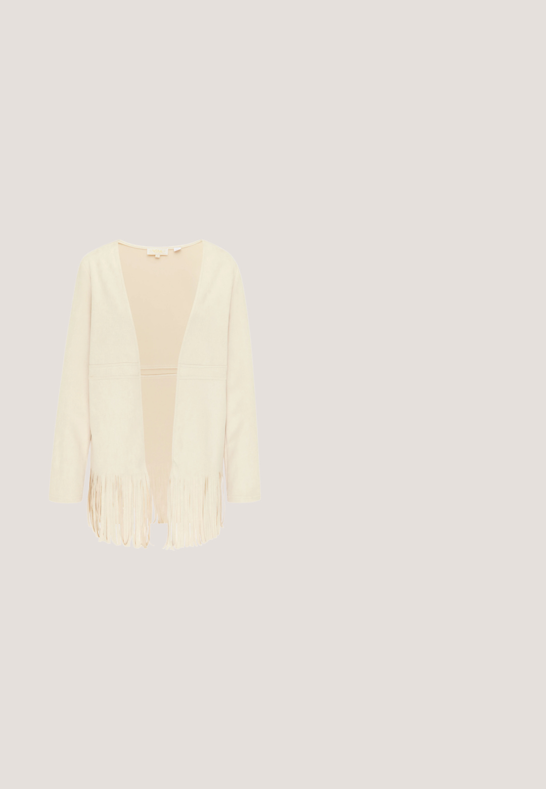 Veste couleur crème à ouverture sur le devant, manches longues et détails à franges sur le bas de l'ourlet.; Robe blanche longueur genou avec fines bretelles, broderies florales et détails découpés. Confectionnée dans un tissu léger avec une silhouette fluide.; Bottine en daim beige avec un bout arrondi et un dessus à franges. Dotée d'un talon bloc de hauteur moyenne et d'un design robuste avec un détail en boucle à l'arrière.; Sac bandoulière en daim marron avec de longues franges et un petit porte-monnaie assorti, tous deux avec des ferrures dorées.; Collier superposé en ton or featuring deux chaînes. Une chaîne est simple, tandis que la seconde comporte cinq médaillons et un pendentif en forme de soleil au centre.; Ceinture en cuir tressé de couleur marron, avec une boucle ronde en or, présentant une texture tressée et une finition lisse à l'intérieur.