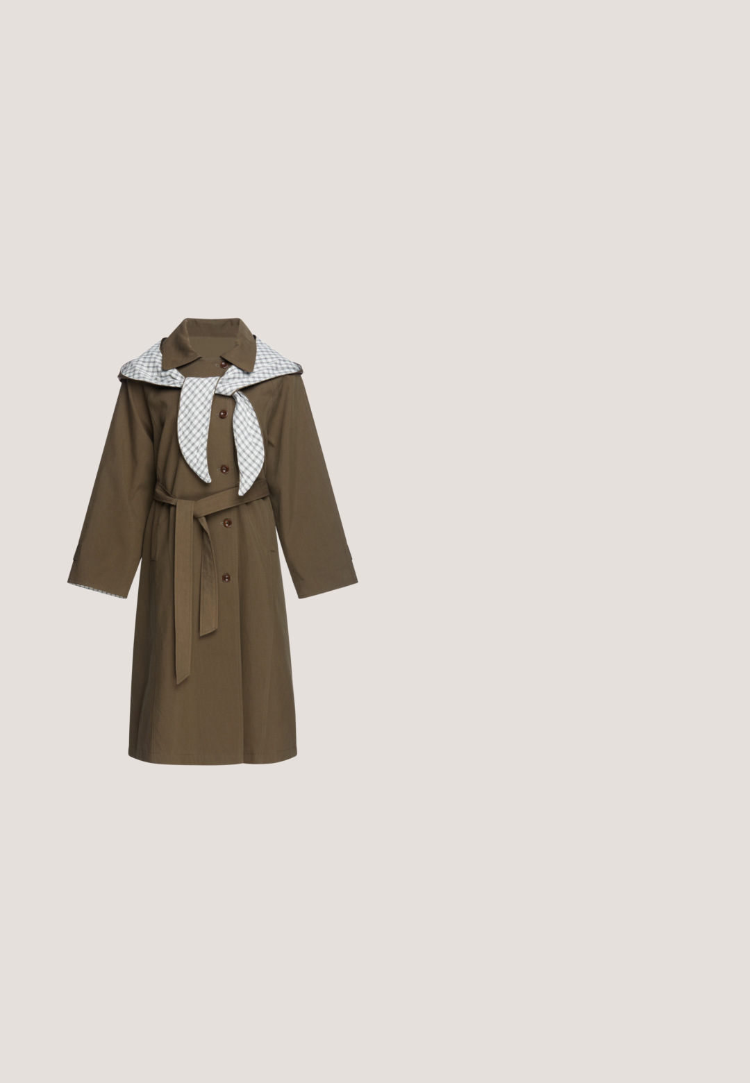 Bruine lange trenchcoat met een gestrikte riem en donkere knopen, met een grijs-wit geruite sjaal over de schouders gedrapeerd.; Groene geribde trui met een bootcollar, cropped ontwerp en lange mouwen met gouden knopen aan de linkerkant.; Gebreide jurk in donkergroen met een hoge col, volumineuze pofmouwen en gouden knopenaccenten op de schouders.; Zwart leren laars tot de knie met een vierkante neus, blokhak en een gouden gespsieraad bij de enkel. Gladde textuur en een strakke vormgeving.; Groene suède handtas met zwarte en grijze slangpatroonaccenten, gouden beslag, dubbele handgrepen en een voorvak met gespdetails.; Zwarte kralenketting met een grote gepolijste groen stenen druppelvormige hanger in het midden.