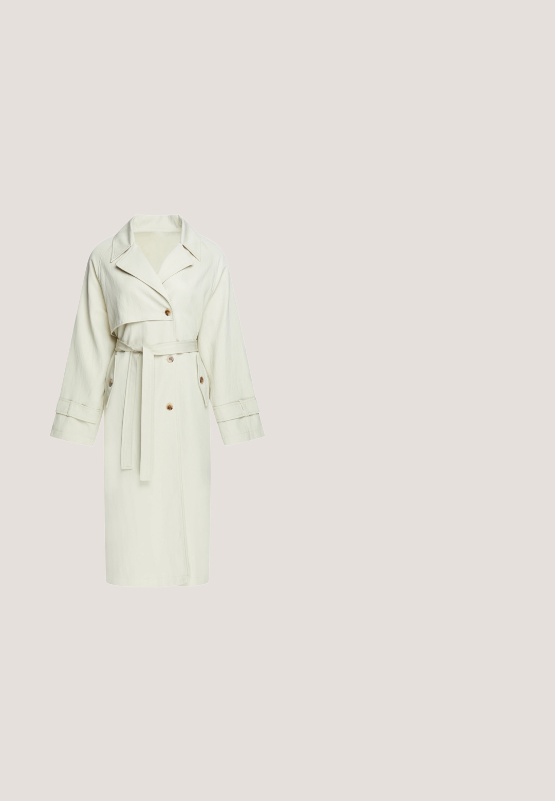 Langer beiger Trenchcoat mit weitem Kragen, Knopfverschluss, Gürtel in der Taille, Seitentaschen und Manschettenriemen an langen Ärmeln.; Blaues Satin-Wickeldress mit kurzen, schwingenden Ärmeln, einem V-Ausschnitt, einem Bindeband in der Taille und einem geschliffenen Saum für zusätzliche Textur.; Beiger Slingback-Pumps aus Lackleder mit spitzer Zehenpartie, niedrigem, geschwungenem Absatz und goldener dekorativer Schnalle vorne.; Swarovski Sonnenbrille - dark havana/dark brown; Hellblaue Handtasche mit weißer Spitzenüberlagerung, goldfarbenem Drehverschluss, abnehmbarem goldfarbenem Kettenriemen und verstellbarem Stoff-Schulterriemen.; Zarter doppellagiger Goldkettenarmband mit kleinen runden Perlen und einer einzelnen weißen Perle, die auf einem Strang zentriert ist, Verschluss mit Karabinerverschluss.
