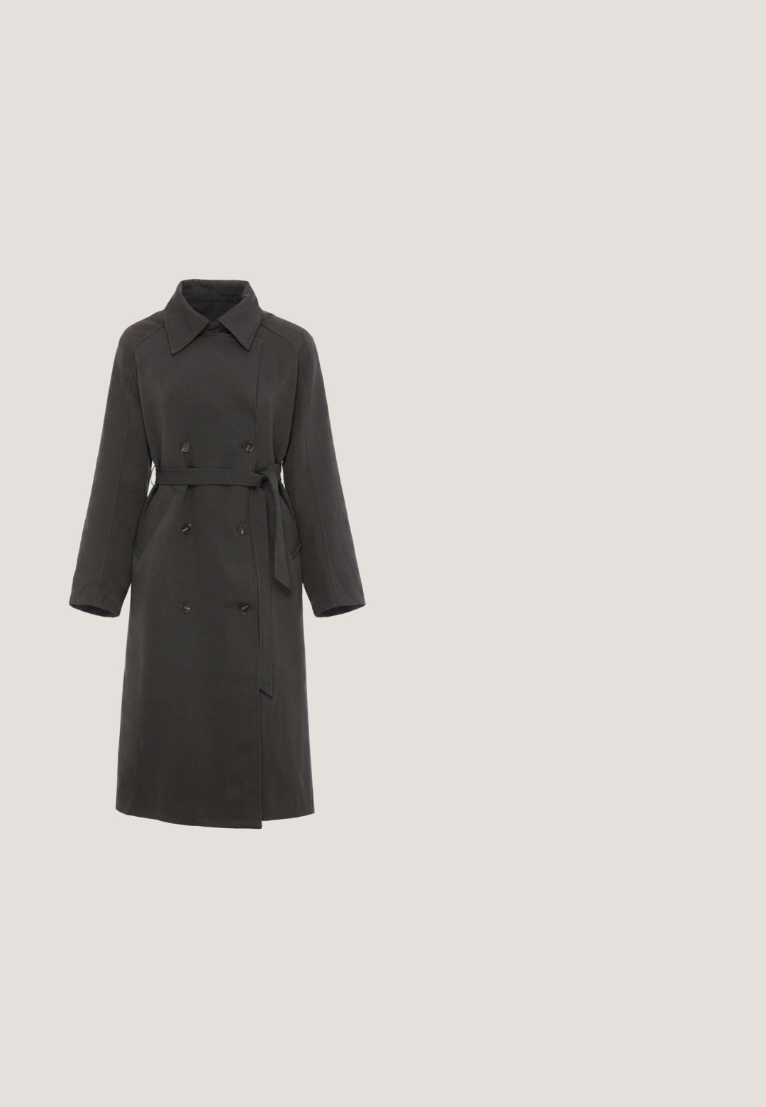 Lange donkergrijze dubbelgeknoopte trenchcoat met brede kraag, lange mouwen, zijzakken en een gestrikte tailleband.; Zwarte wikkeltrui gemaakt van zacht materiaal. Beschikt over een diepe V-hals, lange mouwen en een zijstrikdetail voor een verstelbare pasvorm.; Zwarte satijnen camisole met een diepe V-halslijn, dunne bandjes en een gladde, glanzende textuur. Eenvoudig, klassiek ontwerp zonder versieringen.; Zwarte broek met wijde pijpen en verticale witte krijtstrepen, elastische tailleband en een gladde stoftextuur, die een comfortabele pasvorm en een nette uitstraling bieden.; Zwarte lakleren slingback met lage hak, spits toelopende neus en T-bandje met kleine gouden gesp.; Drie ringen op een wit oppervlak: één glanzend goudkleurige koepelvormige, één crème gemarmerde dikke, en één dunne gouden met afgeronde kralen.