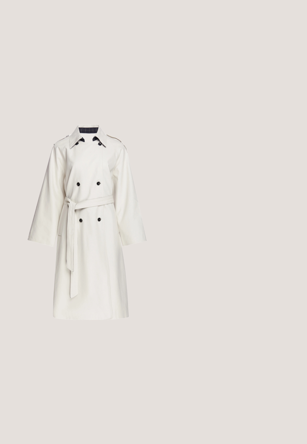 Lange off-white trenchcoat met dubbele rij zwarte knopen, brede kraag, schouderepauletten en een bijpassende riem geknoopt in de taille.; Gestreepte korte mouwen trui in crème met zwarte horizontale strepen. Heeft een ronde halslijn en een ribgebreide zoom. Zachte gebreide stof.; Donkergrijze pinstripe broek met een getailleerde pasvorm, voorzien van een hoge tailleband en een verkorte lengte. Gemaakt van een soepel textiel.; Zwarte balletflats met een spitse neus, van leer, met een lakleren accent op de neus en een lage blokhak. Voorzien van een strikdetail.; Zwarte leren handtas met een gebogen klep die is bevestigd met een verticale gouden gesp en één bovenhandvat.; Een paar gepolijste gouden manchetknopen met op elk twee verbonden ronde bolletjes, weergegeven op een witte achtergrond.