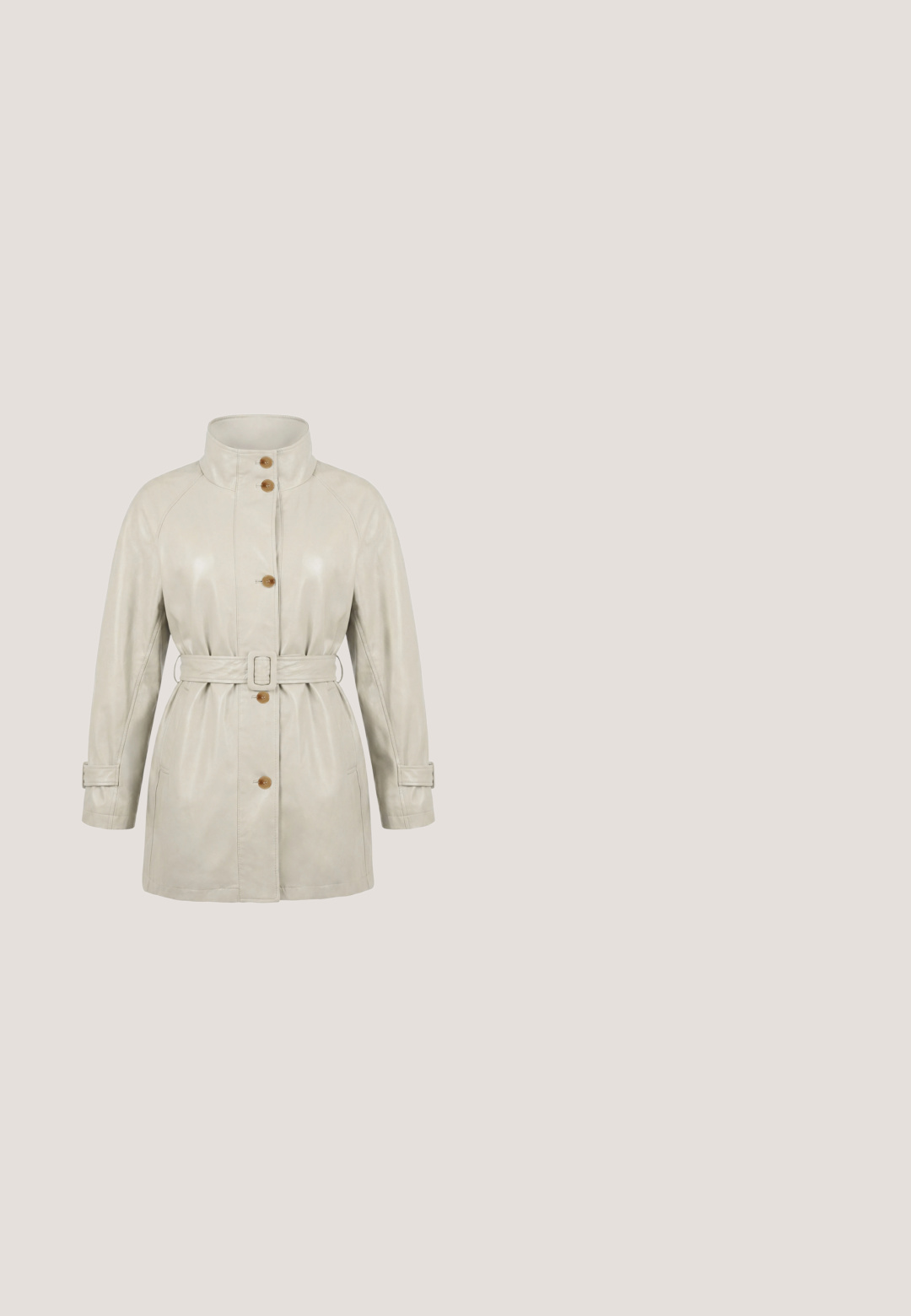 Lyse beige læderjakke med høj krave, forreste knapper, bælte i taljen og justerbare manchetter på lange ærmer.; Kortærmet polo med beige og hvide vandrette prikstriber, beige krave, knapstolpe og ærmekanter.; Beige miniskirt lavet af glat stof, med en lige skæring, enkelt design og en skjult lynlås i siden.; RYŁKO 8G200_T7 - Højhælede pumps - kremowy-9sm; Beige og hvid ternet håndtaske med lysebrune læderhåndtag og aftagelig skulderrem, med små blomsterprint og en metallogo.; Armbånd i guldfarve med skiftevis runde led, der har hvide perlelignende perler og glatte metalliske skiver, forbundet med hængslede led.