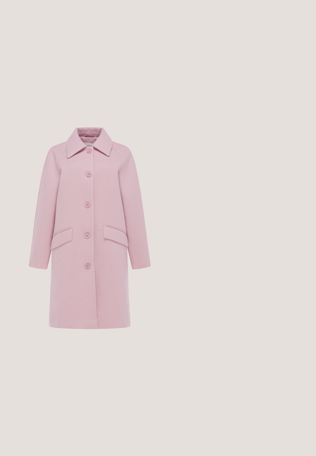 Lichtroze lange jas met grote kraag, vijf knopen aan de voorkant en twee klepzakken aan de zijkanten, weergegeven op een witte achtergrond.; Roze linnen shirtjurk met korte mouwen, knoopsluiting aan de voorkant en een strikceintuur in de taille. Heeft een borstzak en een losse pasvorm.; Fleurige roze hoge hak met een spitse neus, een kleine strikaccent aan de voorkant en een blokhak van 5 cm. Gladde, glanzende materialen.; Overschotse vierkante zonnebril met bruine verloopglazen en dunne gouden metalen armen.; Lichtroze rechthoekige clutch met envelopflap en een dun gouden schouderriempje tegen een effen achtergrond.; Gouden kettingarmband met rode bloem, groen blad, rode kraal, witte parel en kleurrijke papegaaienbedels op een witte achtergrond.