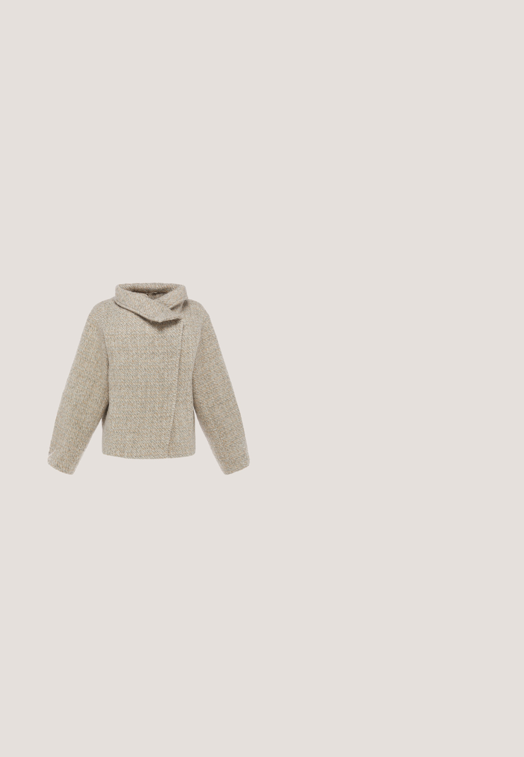 Beige wollen damesjas met lange mouwen en een brede asymmetrische kraag, vooraan gesloten.; Cache Cache 2-IN-1  - Trui - beige; Bruine suède mini-rok met een rechte snit, voorzien van een vetersluiting aan de linkerkant en een kleine split aan de zoom.; Tan Chelsea-laars met zwart elastisch zijpaneel, bedrukt met herhalende logo-ontwerpen en een dikke zwarte profielzool.; Bruine en crèmekleurige gestructureerde handtas met bovenhandvatten, gouden merklogo LIU JO, en hangende gevlochten kwast met gouden bedel en ring.; Gouden ketting met een slanke schakel en een klein hartvormig hangertje, met een verstelbare sluiting. Eenvoudig en minimalistisch ontwerp.
