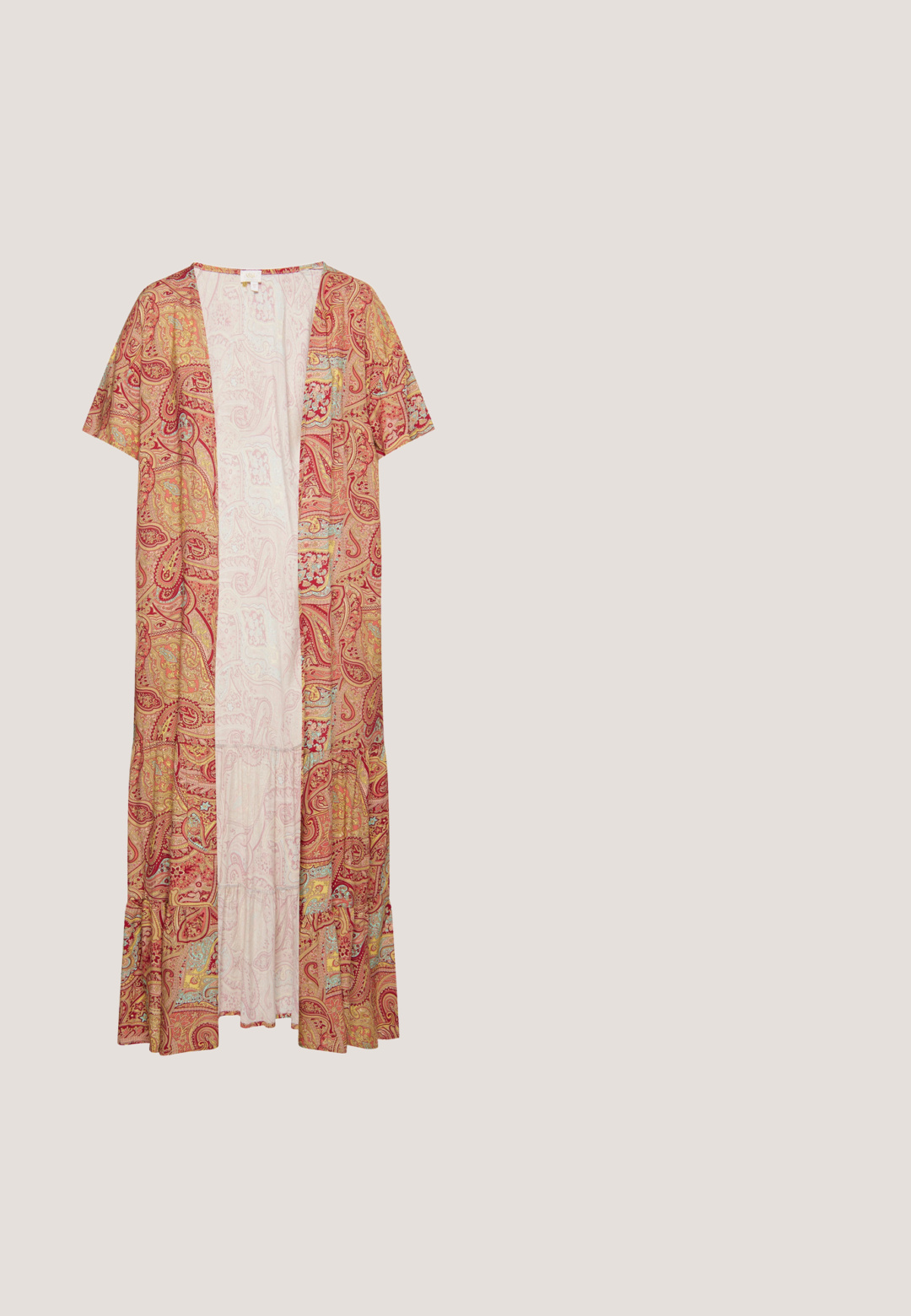Dlhý, ľahký kimono štýlový prehoz v červenej a zlatej paisley vzore, s krátkym rukávom, otvoreným predným dielom a tiered lemom.; Biely blúzky s modrými vyšívanými vzormi na rukávoch a prednej časti, s okrúhlym výstrihom a dlhými rukávmi s elastickými manžetami.; Dlhá čierna vrstvená sukňa s elastickým pásom a nariasenými časťami látky, zobrazená rozložená na bielom pozadí.; Hnedá semišová členková čižma zaokrúhlenou špičkou a dekoráciou strapcov na vrchu. Má stredne vysoký blokový opätok a pevnú konštrukciu s okrúhlym detailom na zadnej strane.; Hnedá semišová kabelka cez rameno s dlhými strapcami na stranách a spodnej časti, ozdobená malými kovovými cvokmi pozdĺž predných okrajov.; Zlatý tónovaný vrstvený náhrdelník s dvoma reťazami. Spodná reťaz je zdobená malými okrúhlymi príveskami. Hladký povrch s lesklým finišom.