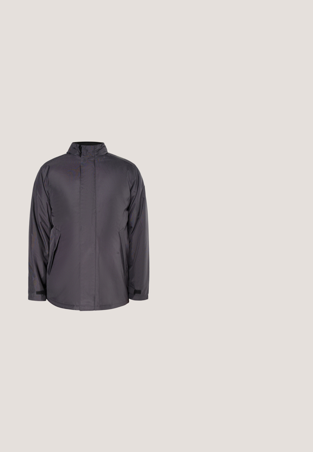 Chaqueta de hombre aislada en gris oscuro con cuello alto, cremallera frontal cubierta por una solapa, bolsillos laterales y puños ajustables de Velcro.; Solid SDTristian - Chaqueta de punto - black; Camisa de manga larga negra hecha de una tela suave, con un cuello redondo, tapeta de botones con botones de madera y una pequeña etiqueta de logo en el dobladillo.; Pantalones de cuadro marrón con cintura elástica y cierre de botón. Presentan un corte entallado y una textura sutil con patrones de cuadros en contraste.; Zapatilla negra de caña baja con suela marrón, logo de G-Star en el lateral y el talón, y cordones negros sobre fondo blanco.; Pulsera de cadena de metal plateado con eslabones entrelazados, que incluye un cierre, grabada con "DIESEL" en múltiples segmentos para la identificación de la marca.